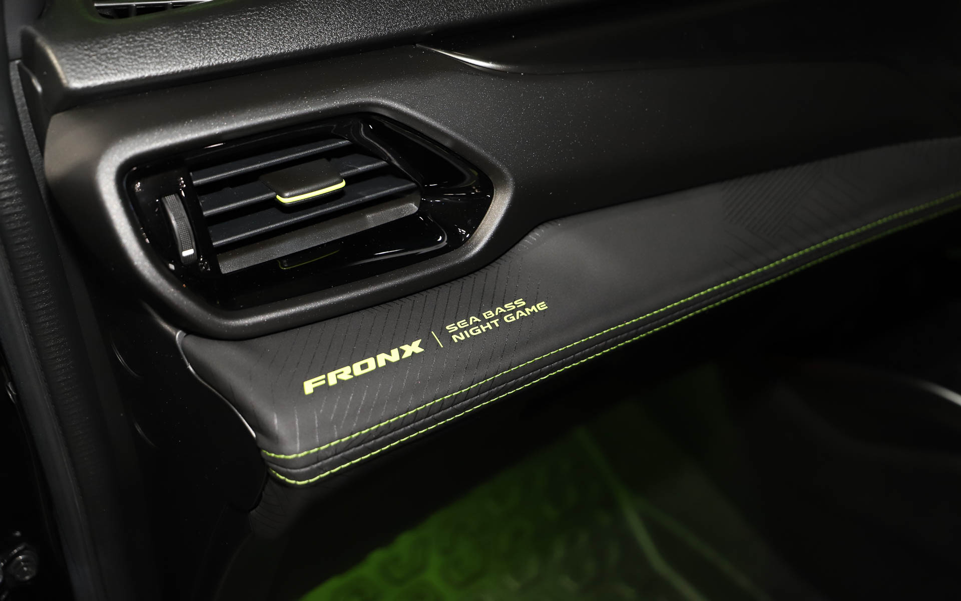 「FRONX SEA BASS NIGHT GAME」のロゴを配置