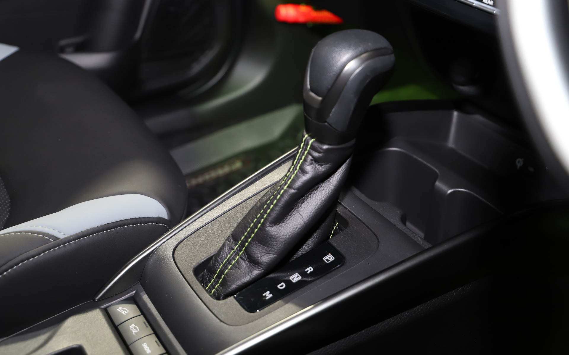 シフトブールにもライムグリーンのステッチ