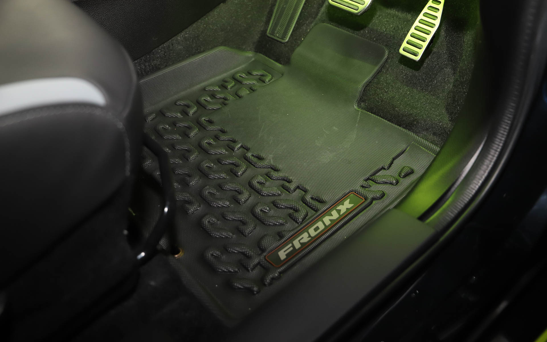 フロアマットはインドで販売されているデザインのものをチョイス。日本へはまだ導入されていないとのこと