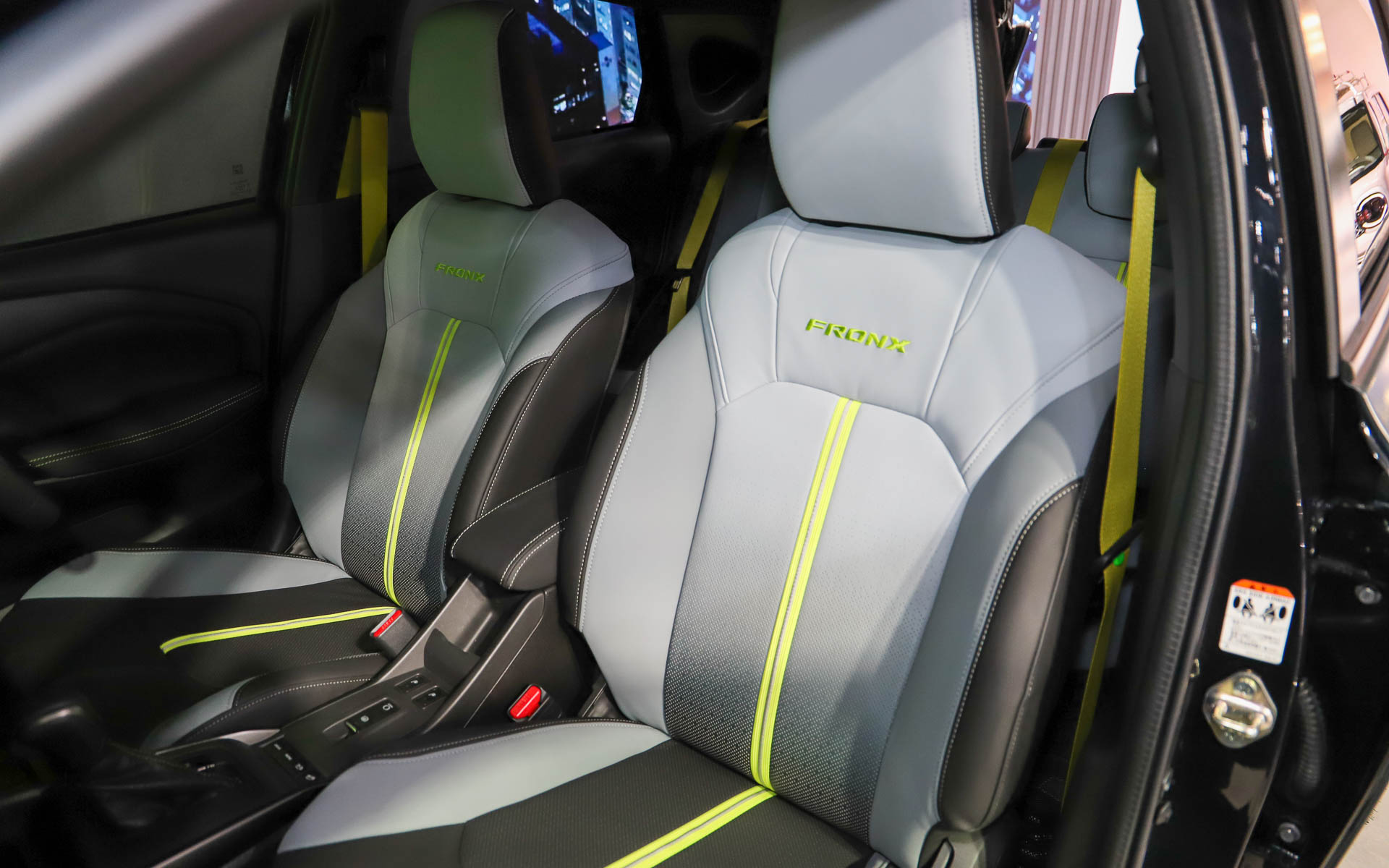 シートはグレーのグラデーション。シートベルトもライムグリーンでアクセントとなっている