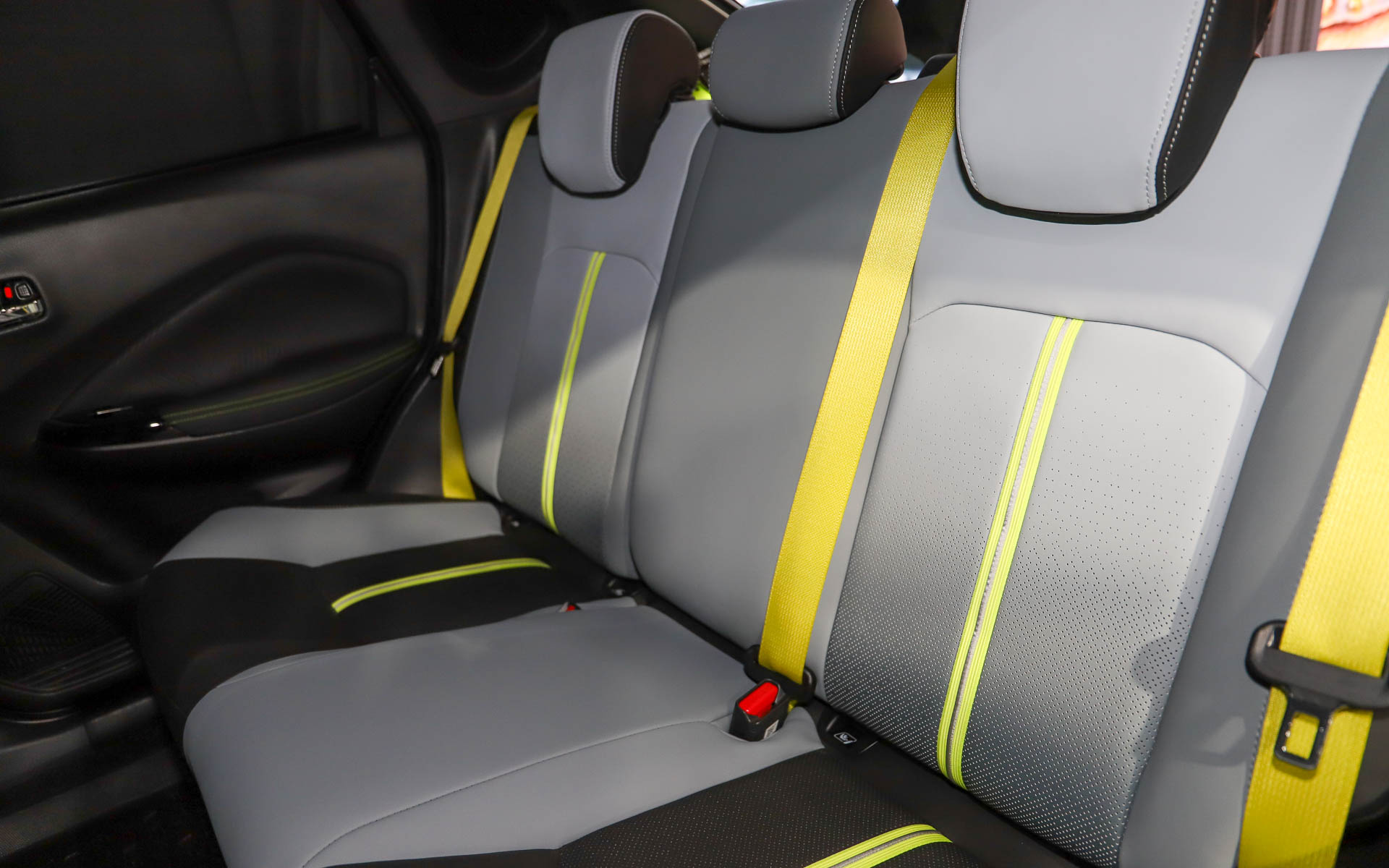 シートはグレーのグラデーション。シートベルトもライムグリーンでアクセントとなっている