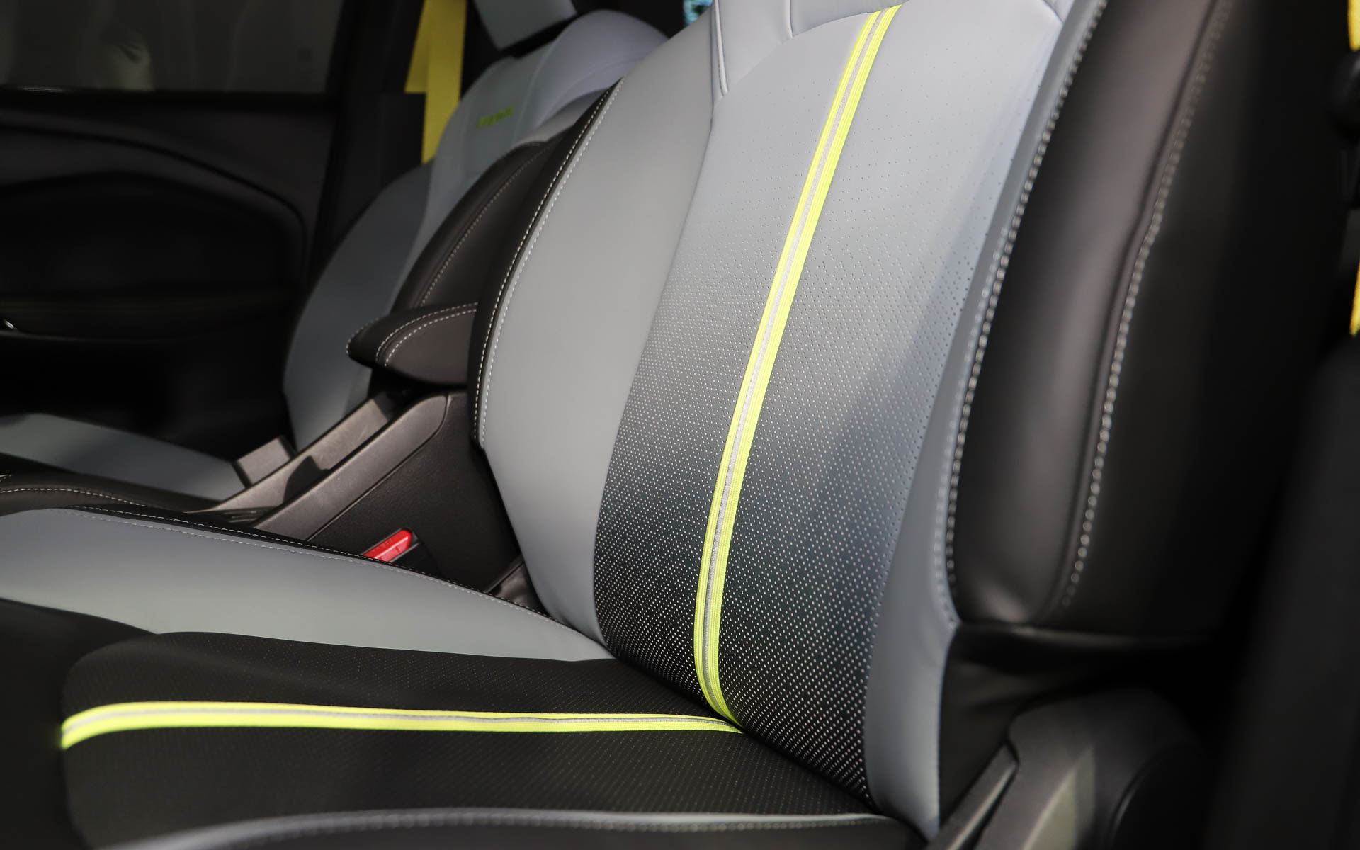 シートはグレーのグラデーション。シートベルトもライムグリーンでアクセントとなっている