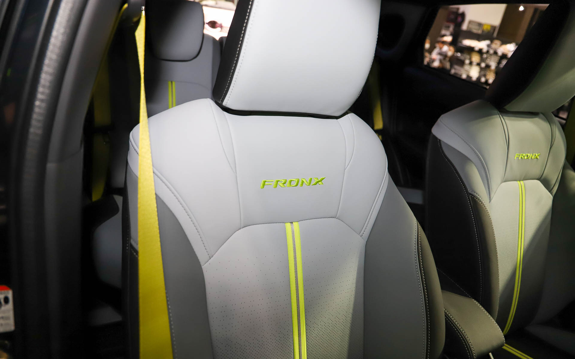 シートはグレーのグラデーション。シートベルトもライムグリーンでアクセントとなっている