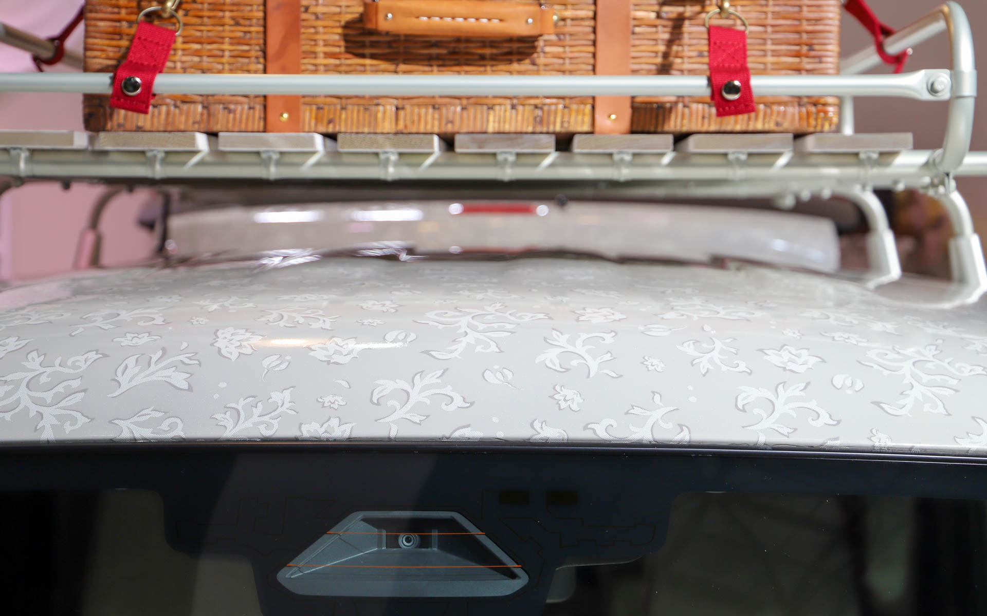 ホワイト×ピンクのパステルカラーを基調に、締め色として濃い赤を採用。レースのモチーフを各所に用いるなどガーリーな印象