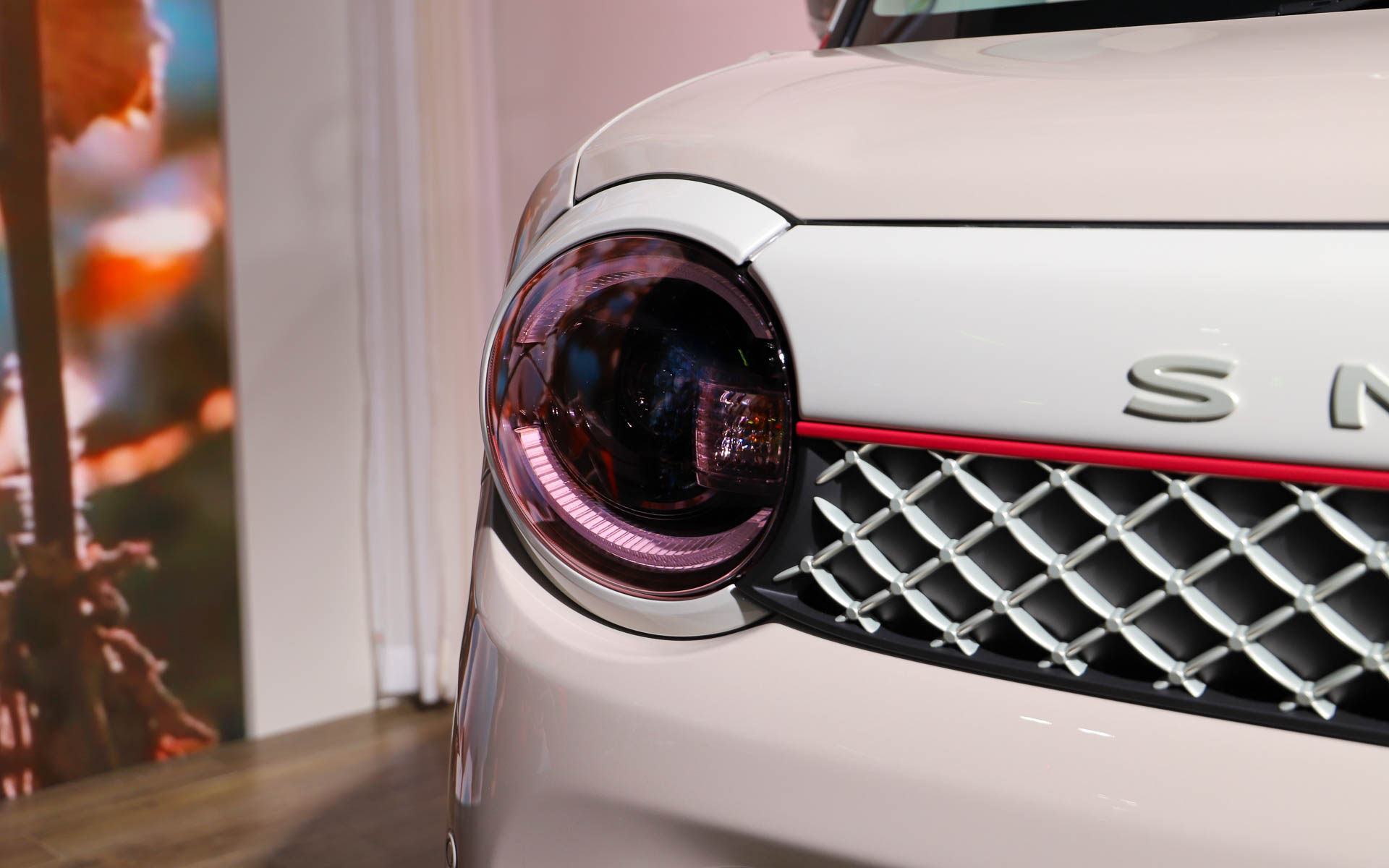 ホワイト×ピンクのパステルカラーを基調に、締め色として濃い赤を採用。レースのモチーフを各所に用いるなどガーリーな印象