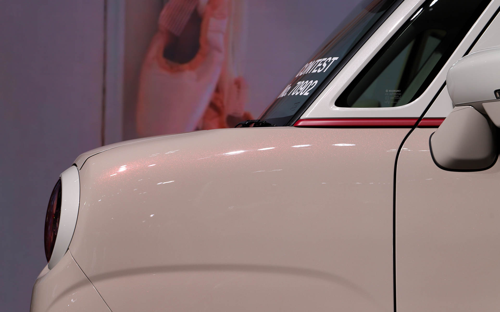 ホワイト×ピンクのパステルカラーを基調に、締め色として濃い赤を採用。レースのモチーフを各所に用いるなどガーリーな印象