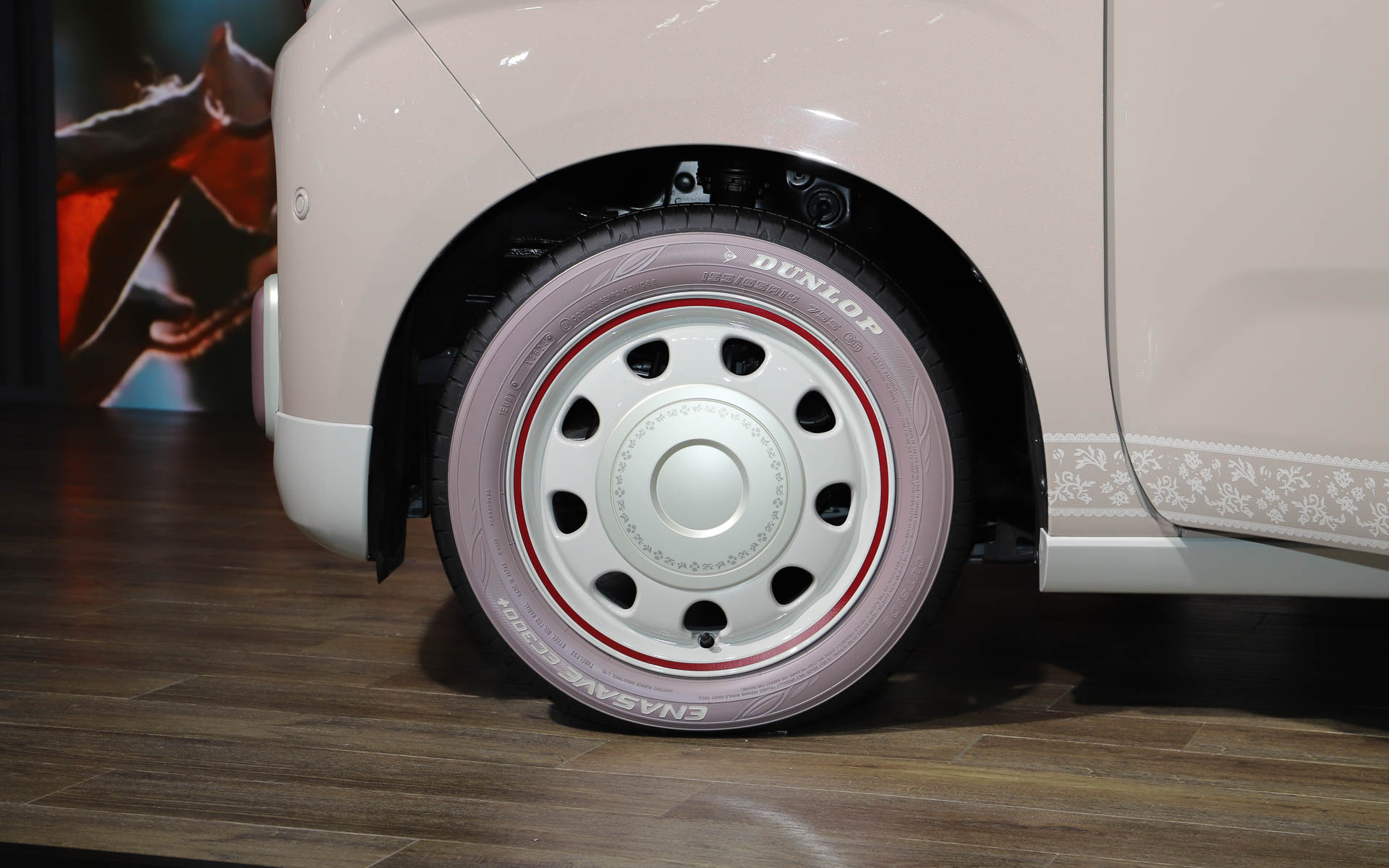 ホワイト×ピンクのパステルカラーを基調に、締め色として濃い赤を採用。レースのモチーフを各所に用いるなどガーリーな印象