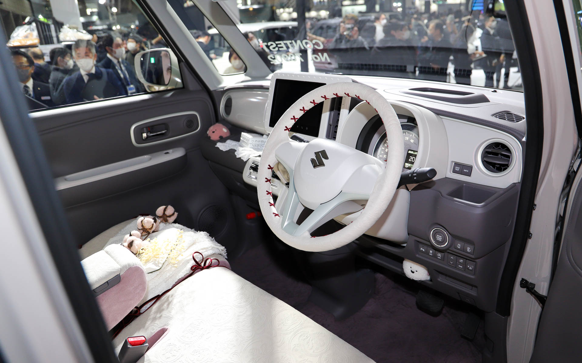 外観と同じく車内もパステルカラーでまとめられ、ふわふわのベロア調の生地を多用することでかわいらしさをさらに演出している