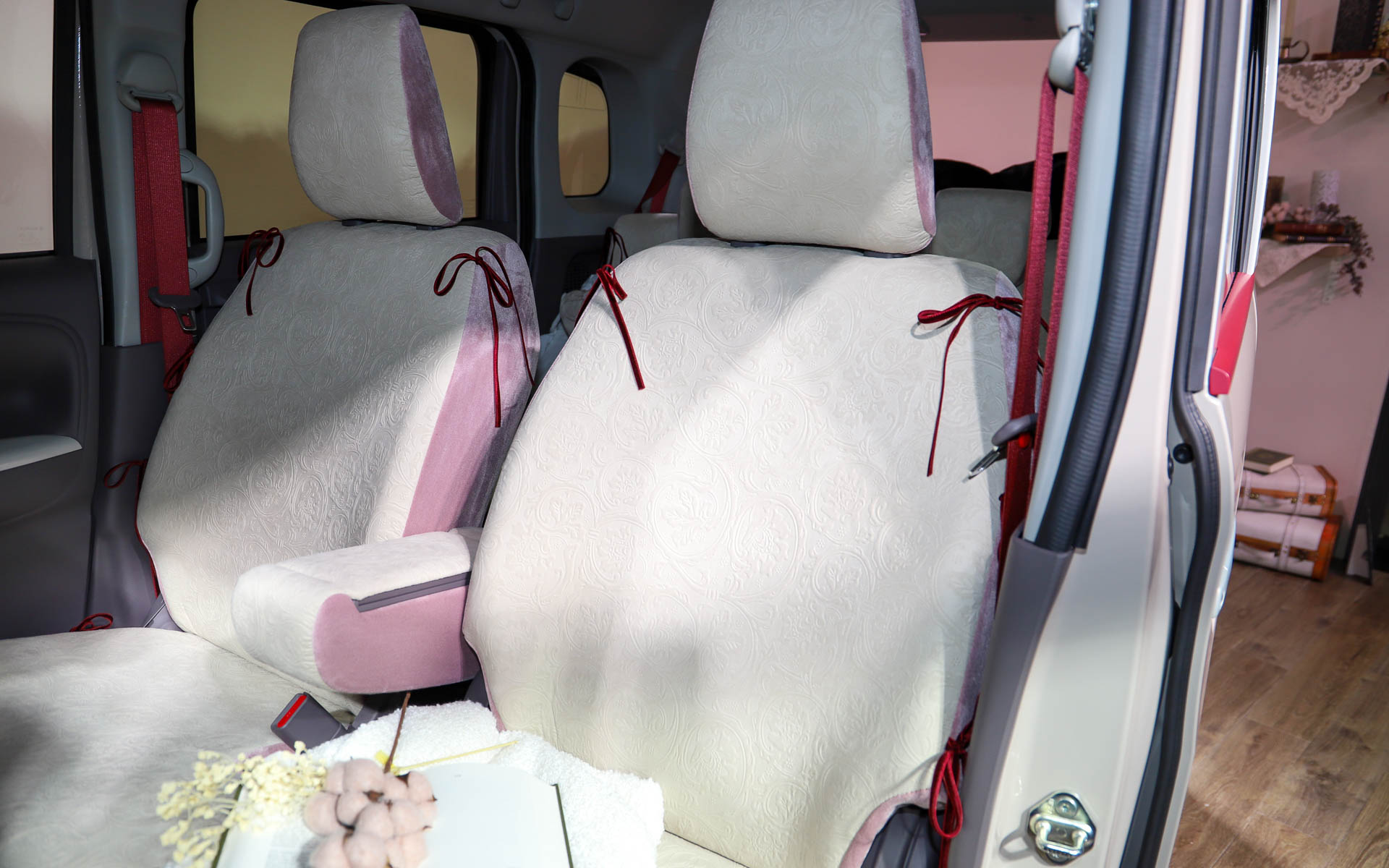 外観と同じく車内もパステルカラーでまとめられ、ふわふわのベロア調の生地を多用することでかわいらしさをさらに演出している