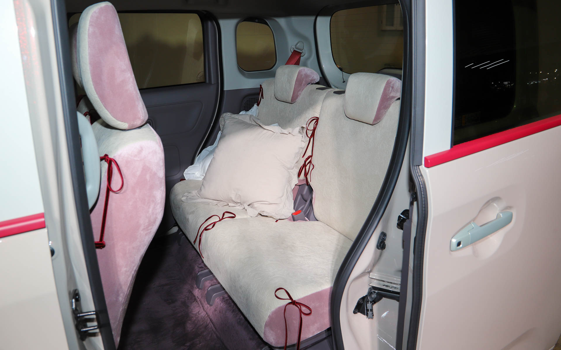 外観と同じく車内もパステルカラーでまとめられ、ふわふわのベロア調の生地を多用することでかわいらしさをさらに演出している