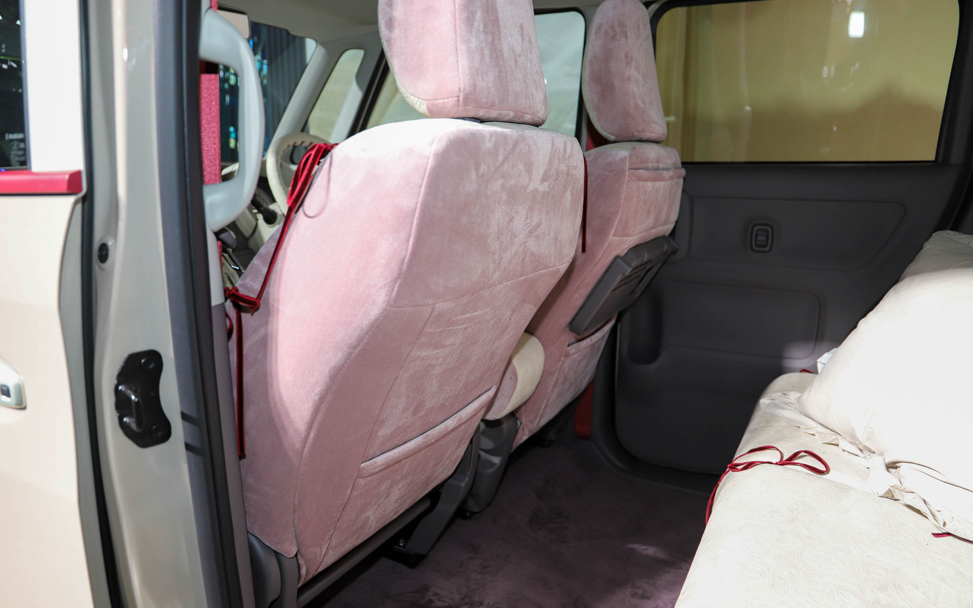 外観と同じく車内もパステルカラーでまとめられ、ふわふわのベロア調の生地を多用することでかわいらしさをさらに演出している