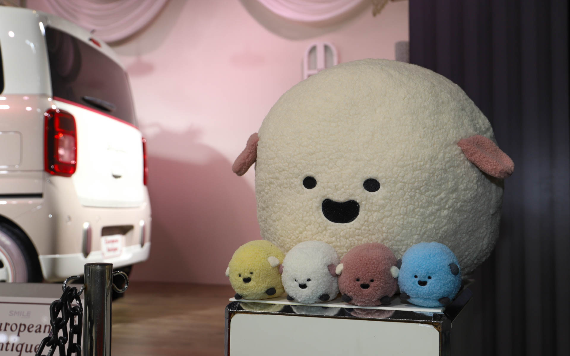 ワゴンR スマイルによく似たちいさい生き物「ちまいる」。名前の由来は「ちっちゃいワゴンR スマイル」から。ワゴンR スマイルのボディカラーと同じ色をしており、耳はドアミラーの色と一緒というかわいいもふもふ