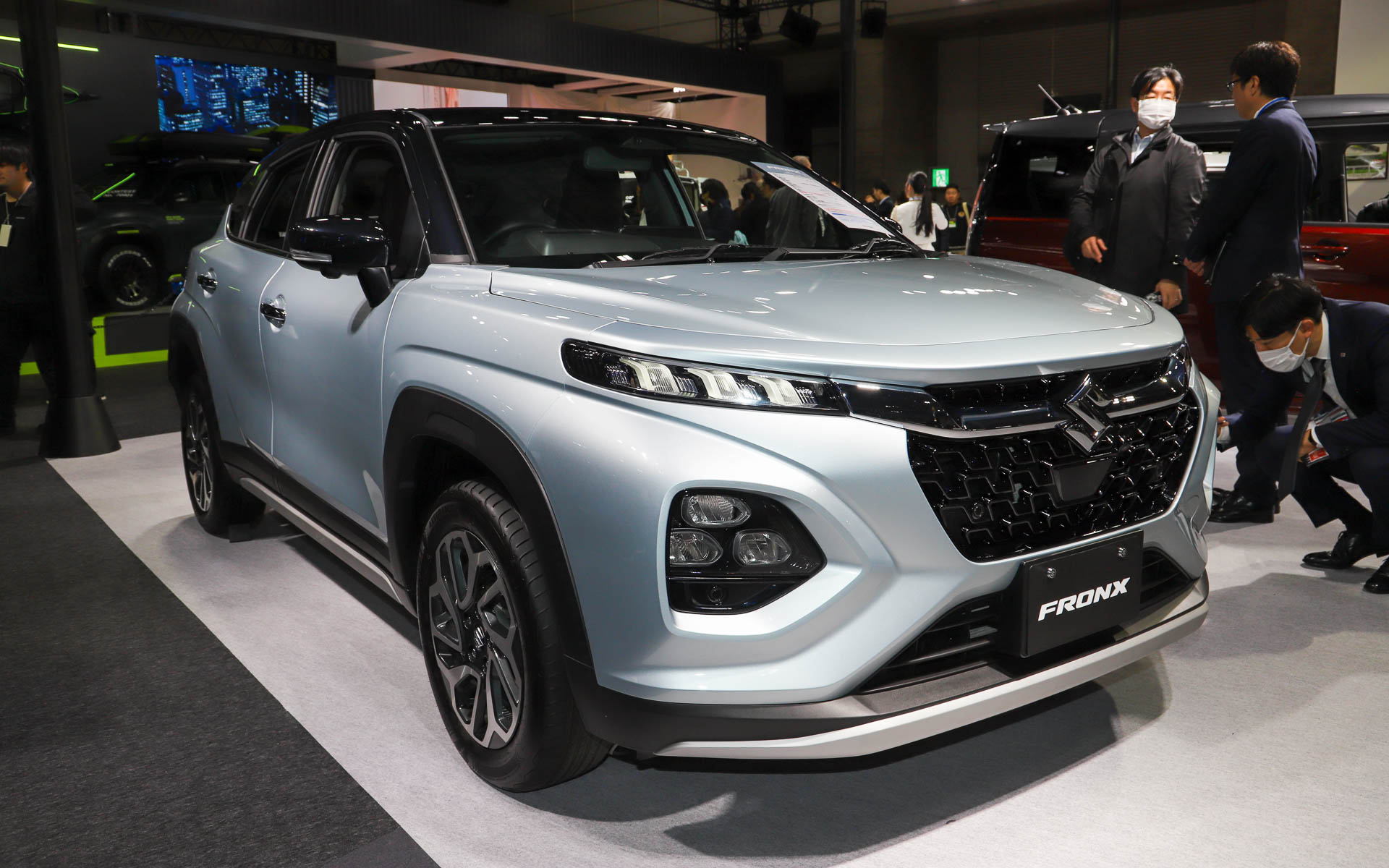 新型フロンクスの市販車両。乗り込めるようになっていた