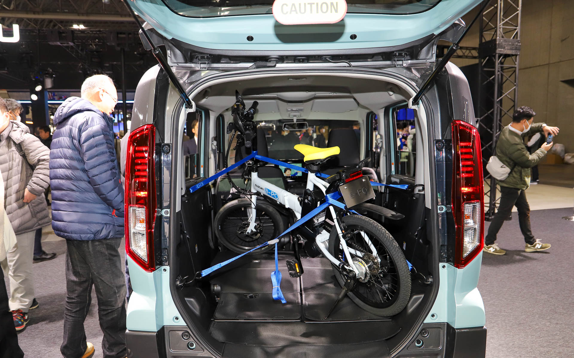 新型スペーシアギアはラゲッジに原付一種の折り畳み電動モペッド「e-PO（イーポ）」を積んでいた