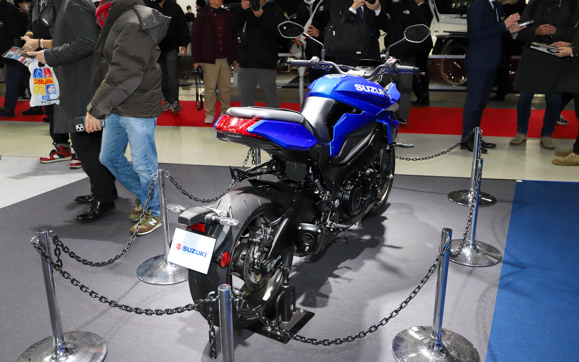 二輪車の「KATANA」も展示