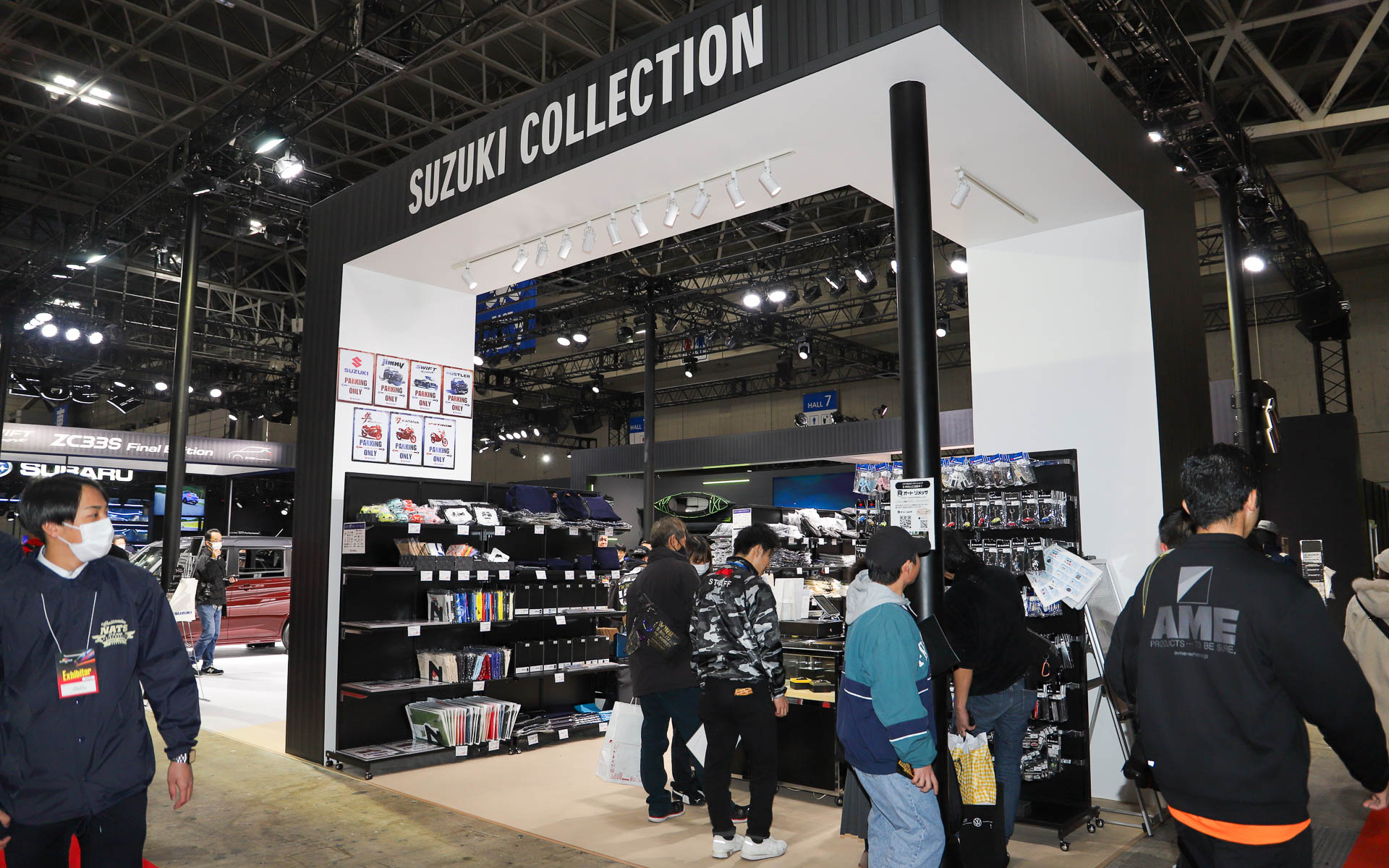 ブース内ではスズキのオリジナルグッズも販売している。現金以外に電子マネーも利用可