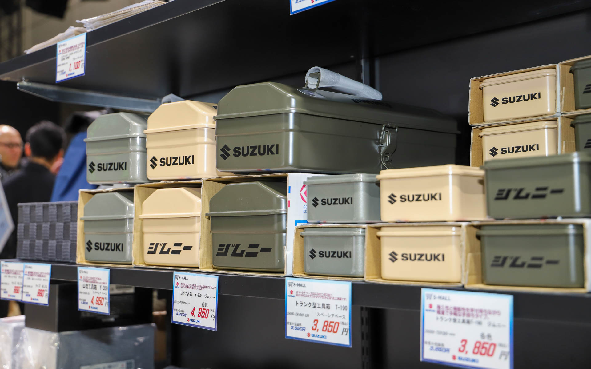 ブース内ではスズキのオリジナルグッズも販売している。現金以外に電子マネーも利用可