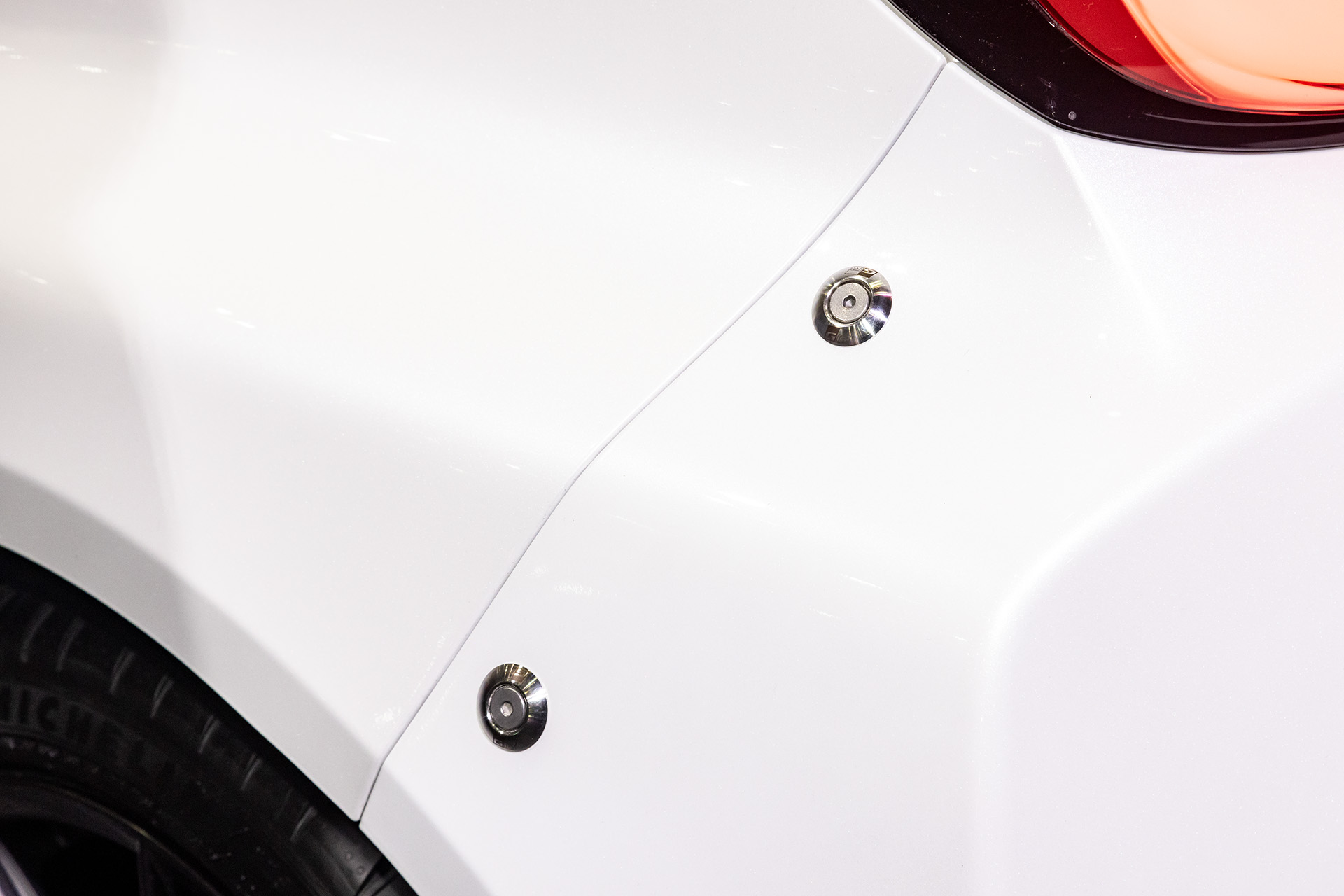 バンパーを金属製のボルトで留めることで剛性アップが実現できるという。ヤリスTG-RRも同様の固定となっている