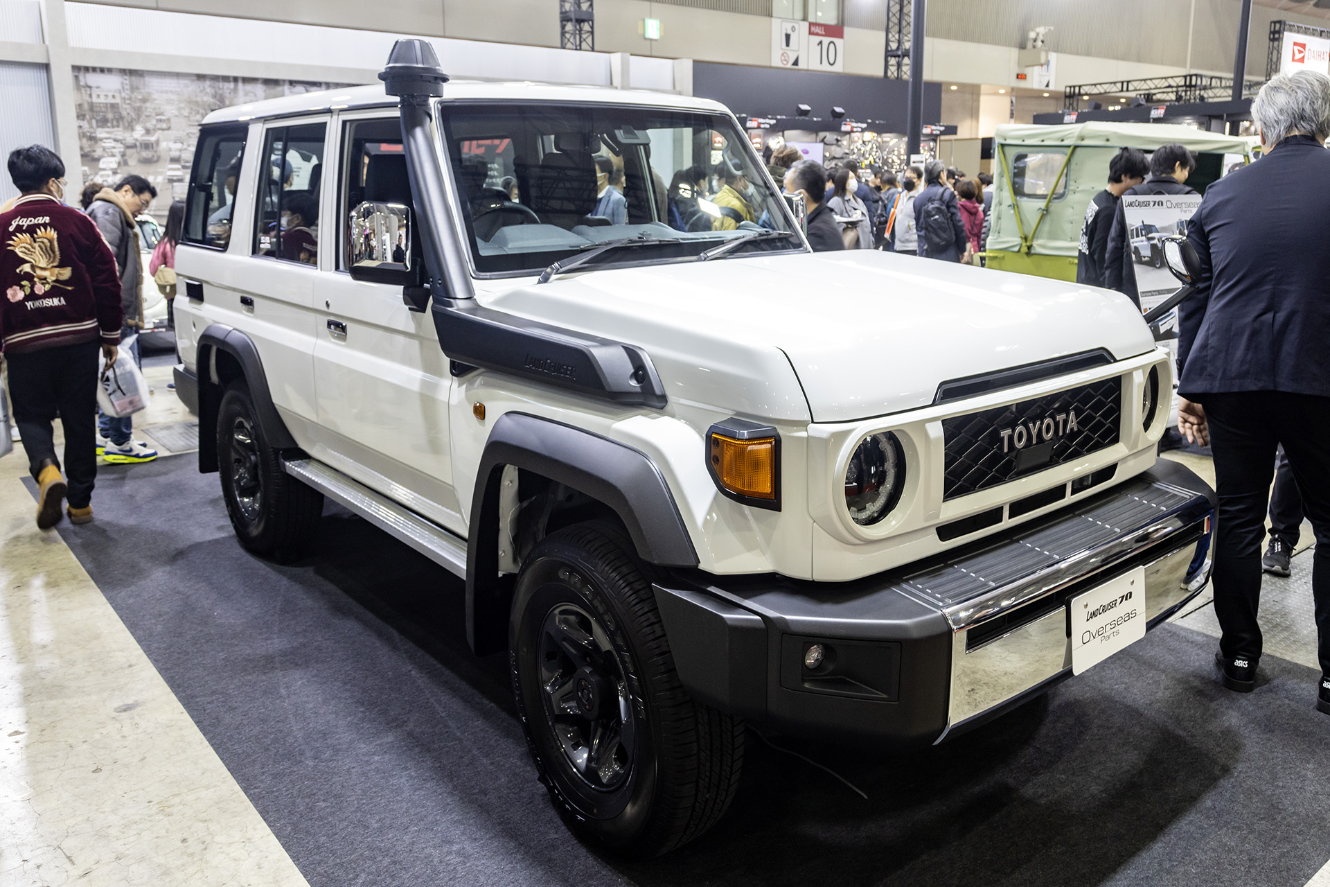 海外仕様向けのパーツを装着したランドクルーザー70