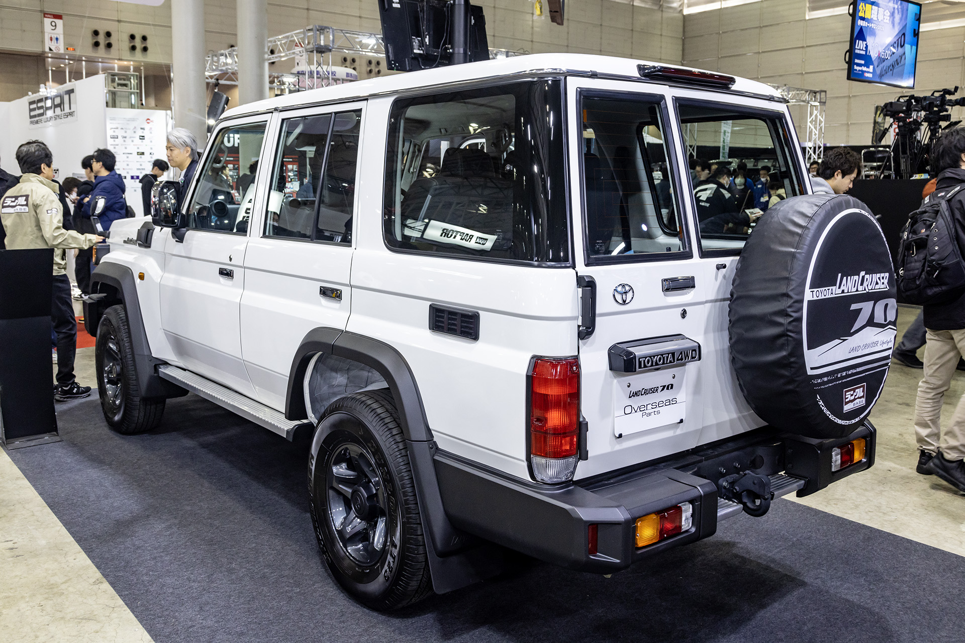 海外仕様向けのパーツを装着したランドクルーザー70