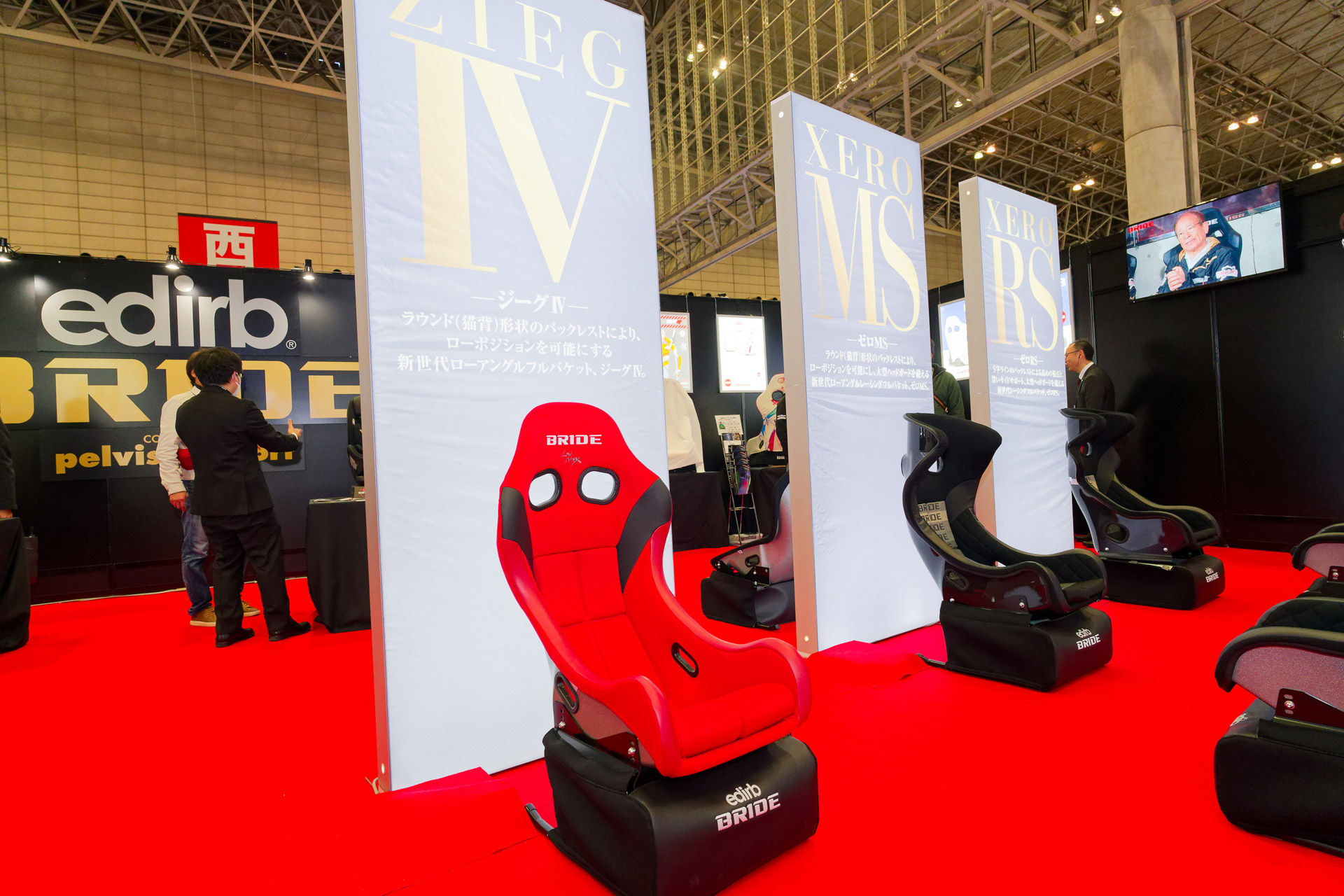 ブースの様子。エヴァンゲリオンに登場するゼーレ会議のモノリスにそっくり