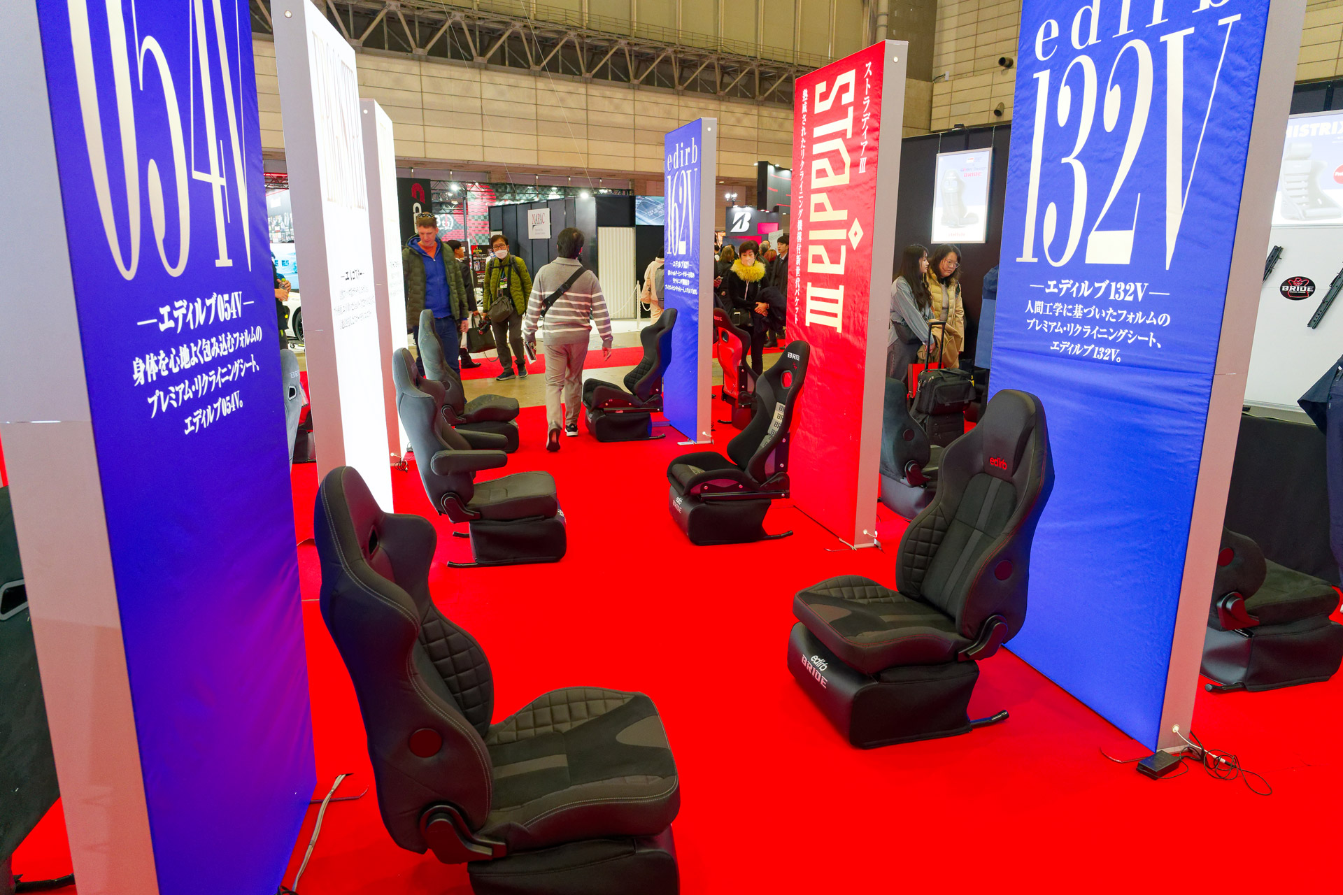 ブースの様子。エヴァンゲリオンに登場するゼーレ会議のモノリスにそっくり