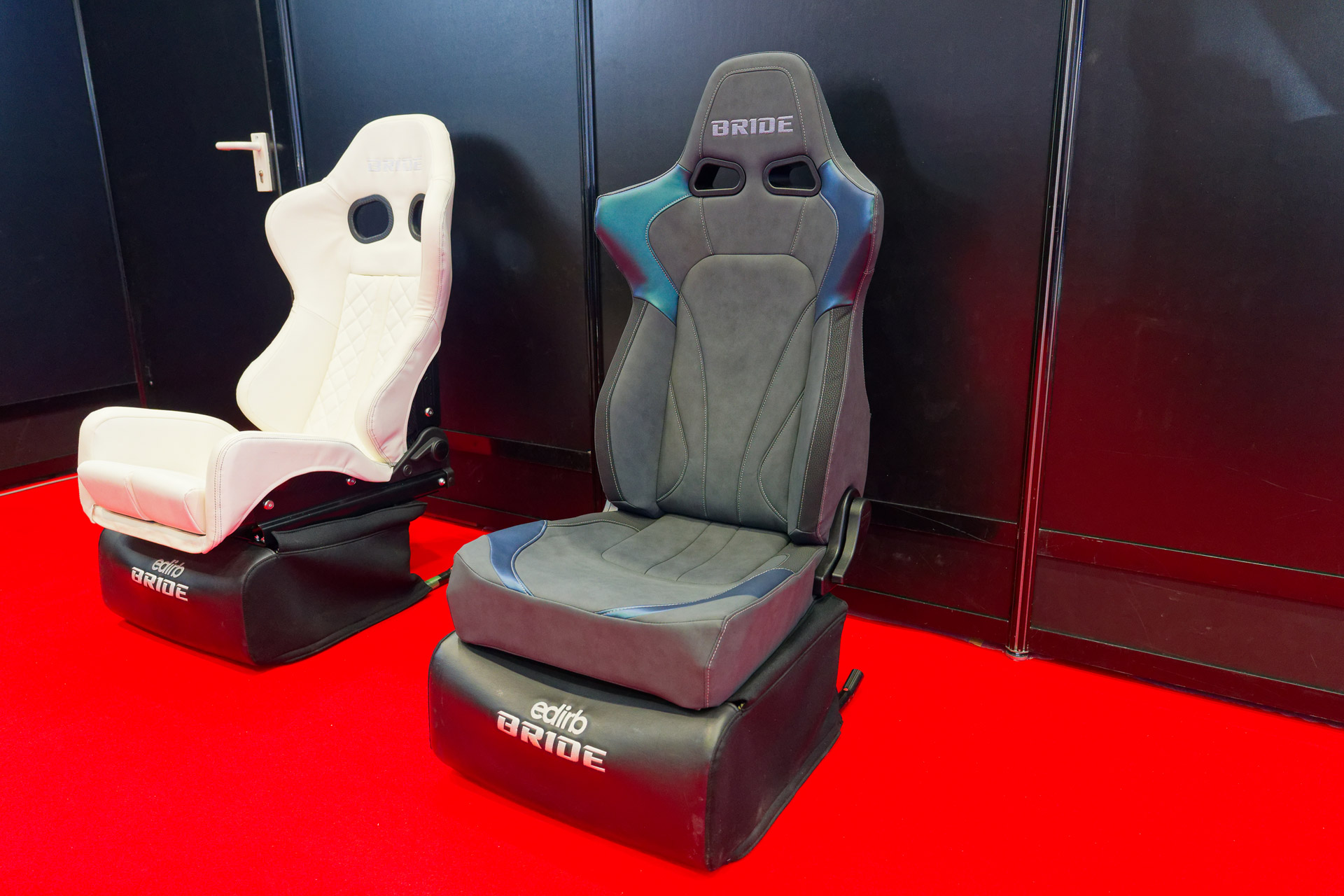 新素材「NUGRTAIN」を採用し、これまでにない触り心地を実現した「ERGOSTER」