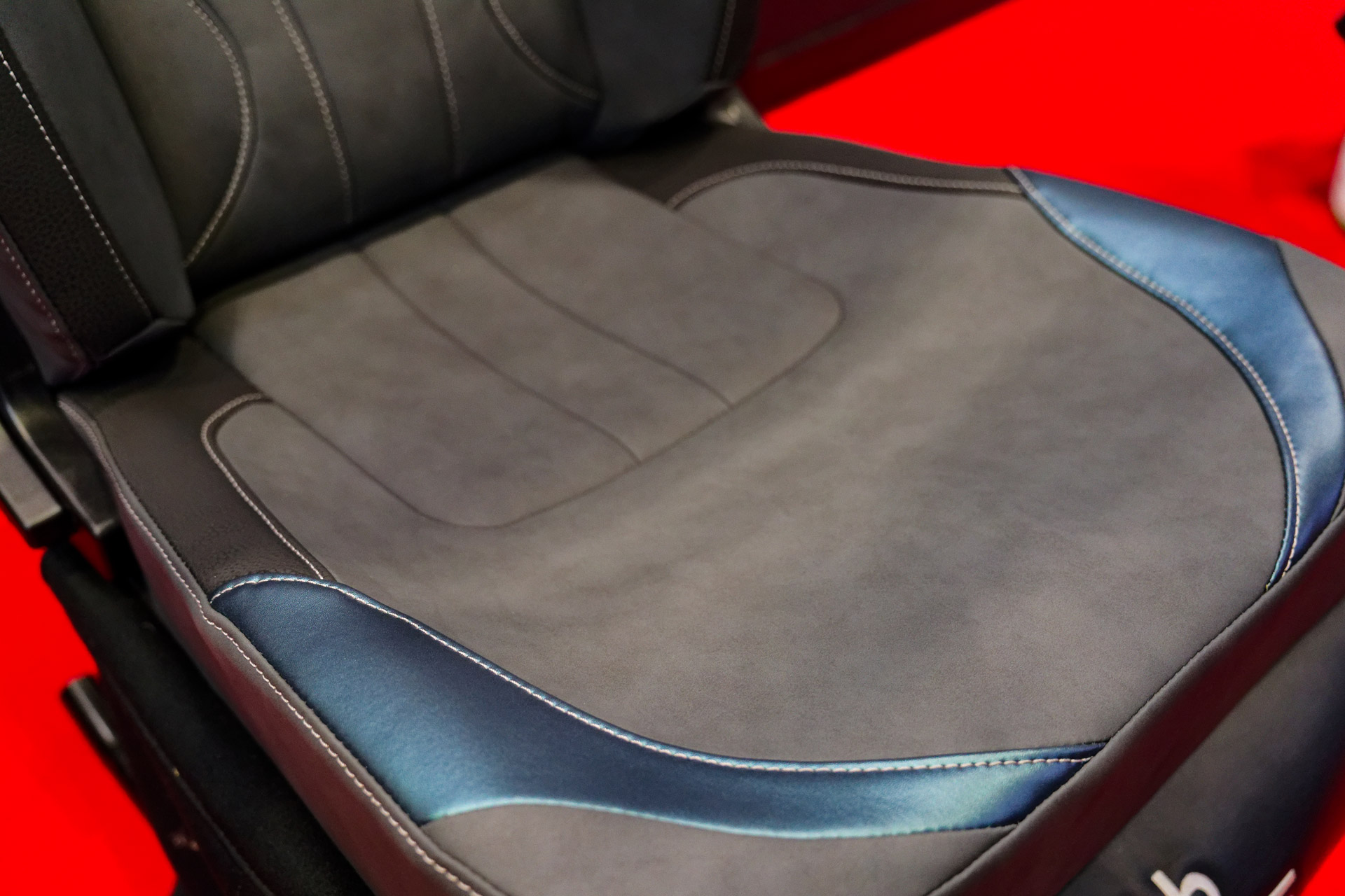 新素材「NUGRTAIN」を採用し、これまでにない触り心地を実現した「ERGOSTER」