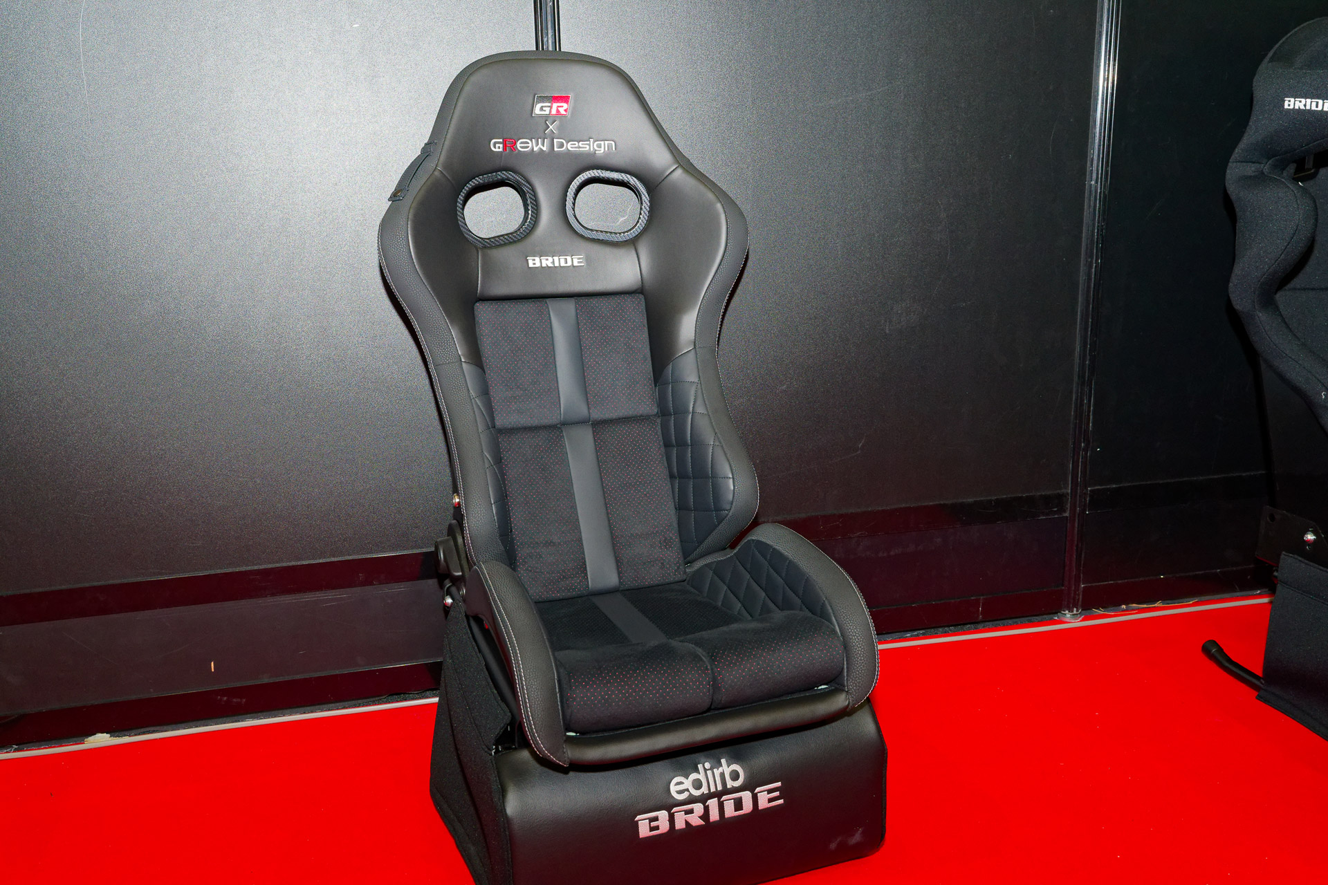 BRIDE、TOYOTA GAZOO RACING、GROW Designの3社で共同開発した製品。日本人の体形に合わせた設計とし、アルミシートを内蔵することで静電気を抑え快適性をアップさせているという