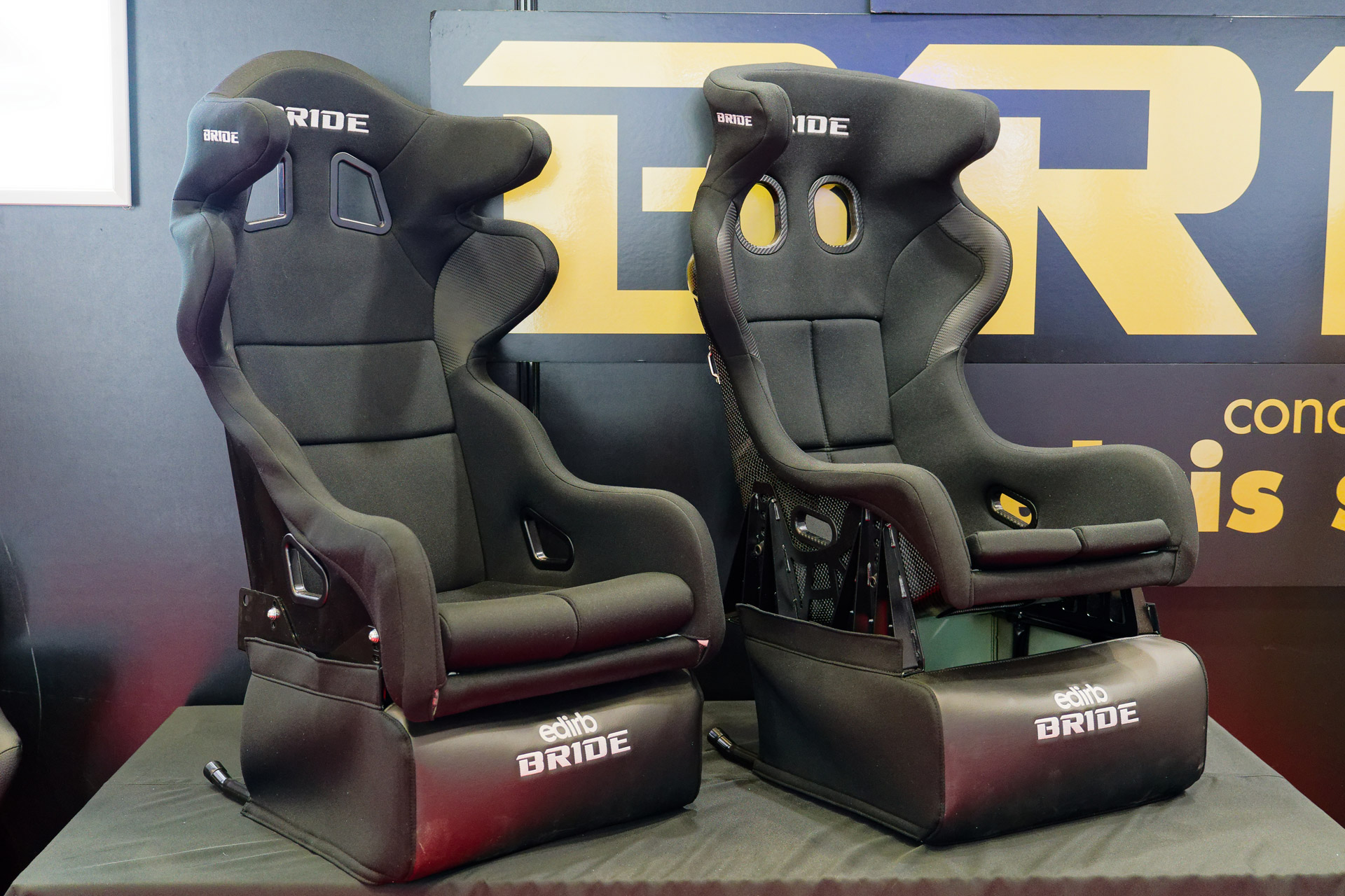 海外の大柄なユーザー向けに開発した「GRAMAX」（左）と、レース専用の高強度な「HYPERII」（右）