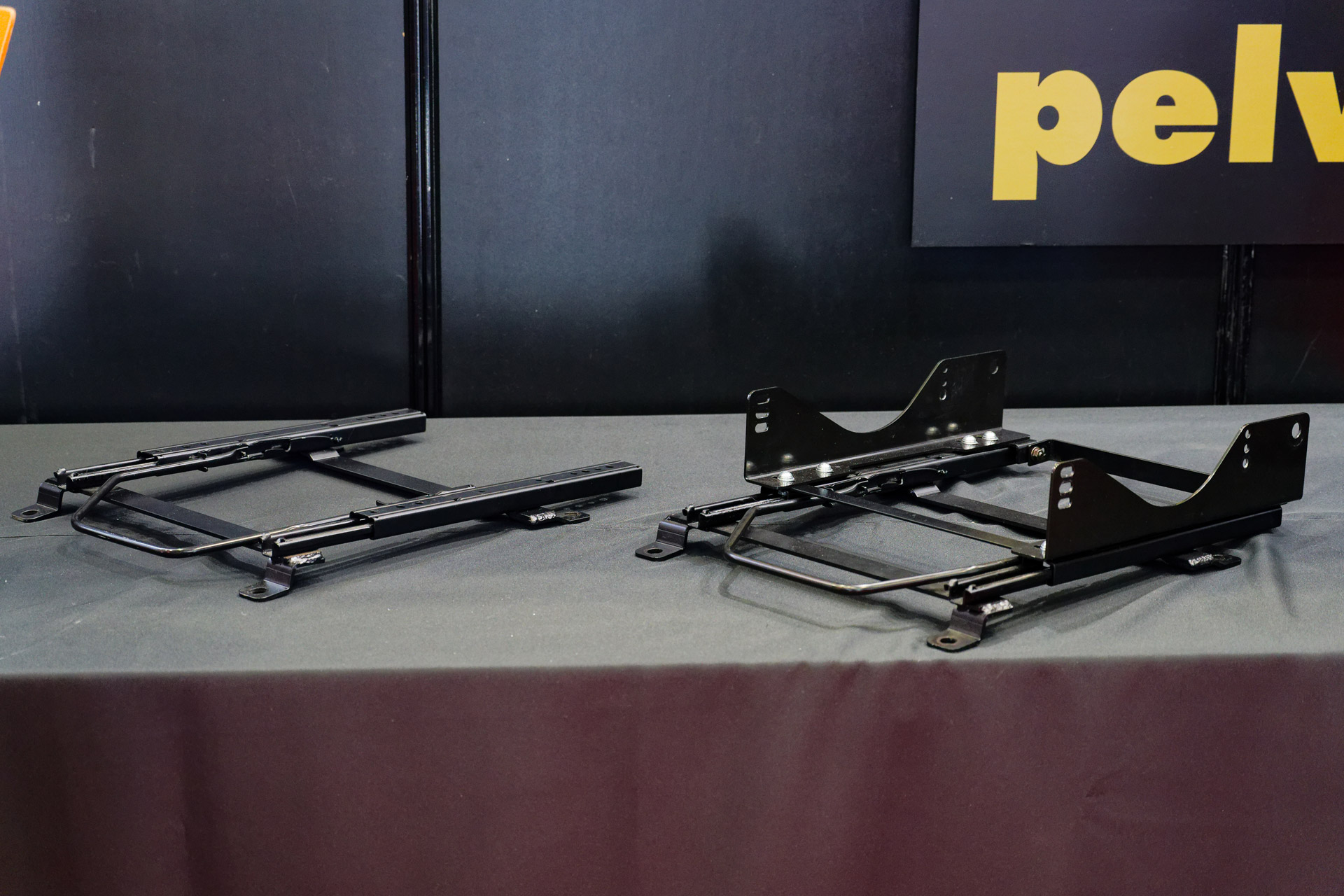 BRIDEのシートとセットで装着することで、さらなる高剛性を実現する「シートレールアップデートキット」