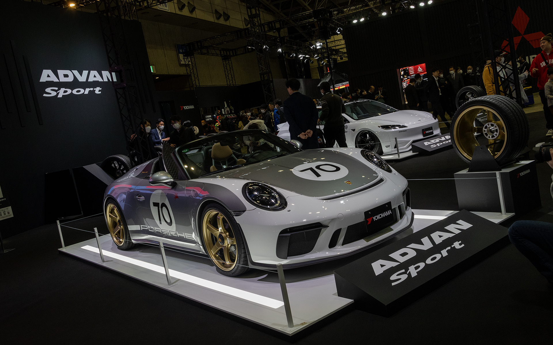 アドバンシリーズのフラグシップタイヤである「ADVAN Sport（アドバン スポーツ）」オンリーの展示を行なう横浜ゴムブース