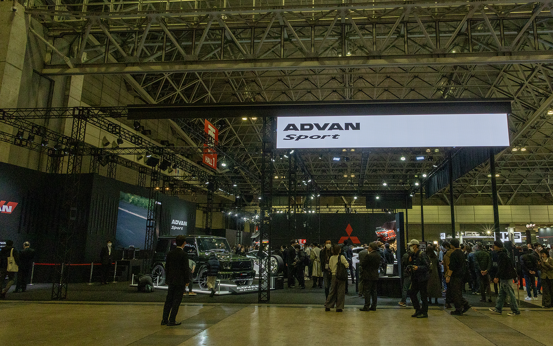 広いブースの展示物すべてがワンブランドのみというこれまでにない展開