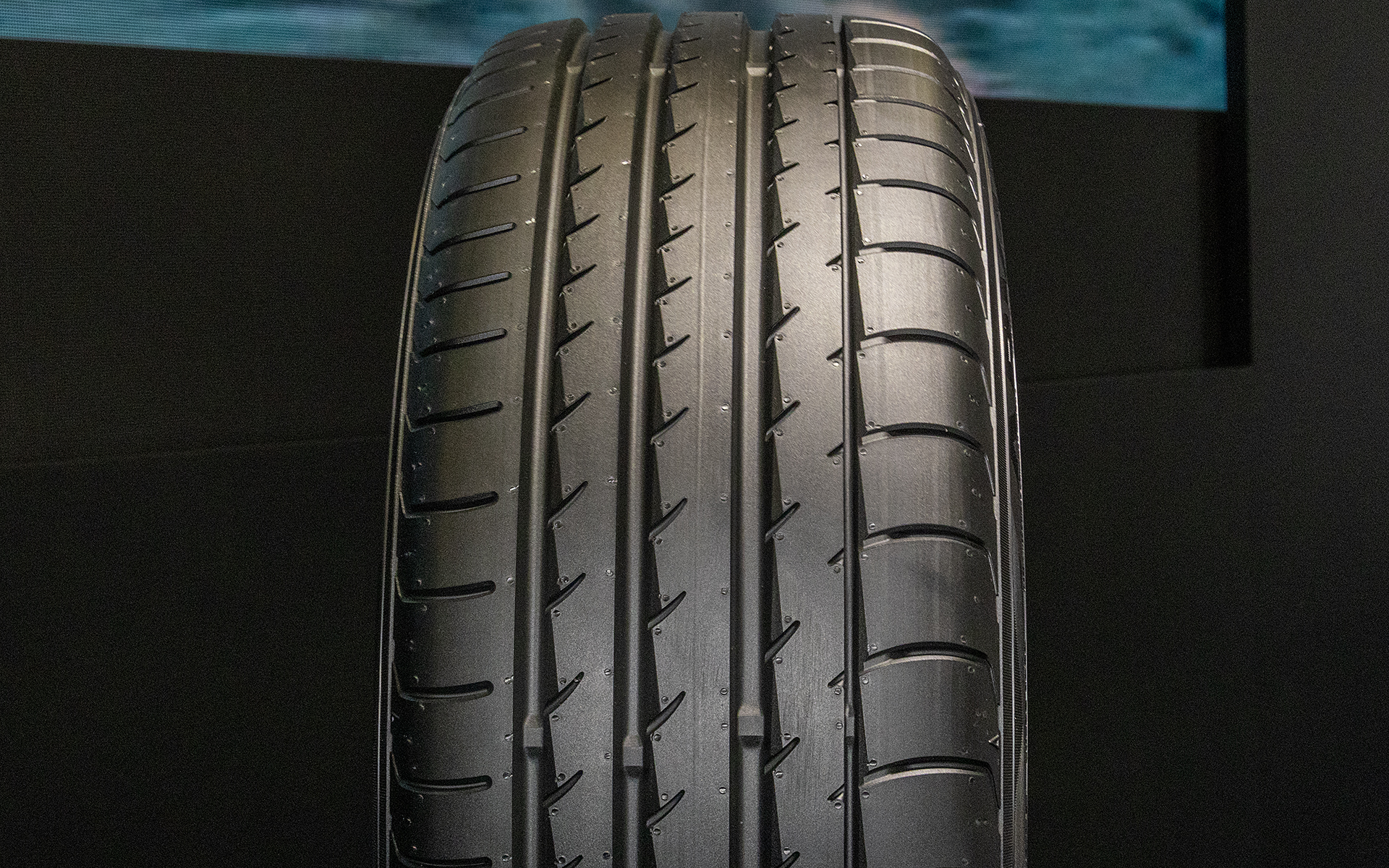 トレッドパターン。サイドウォールのデザインも含めて派手すぎないので、いろいろなクルマにマッチする