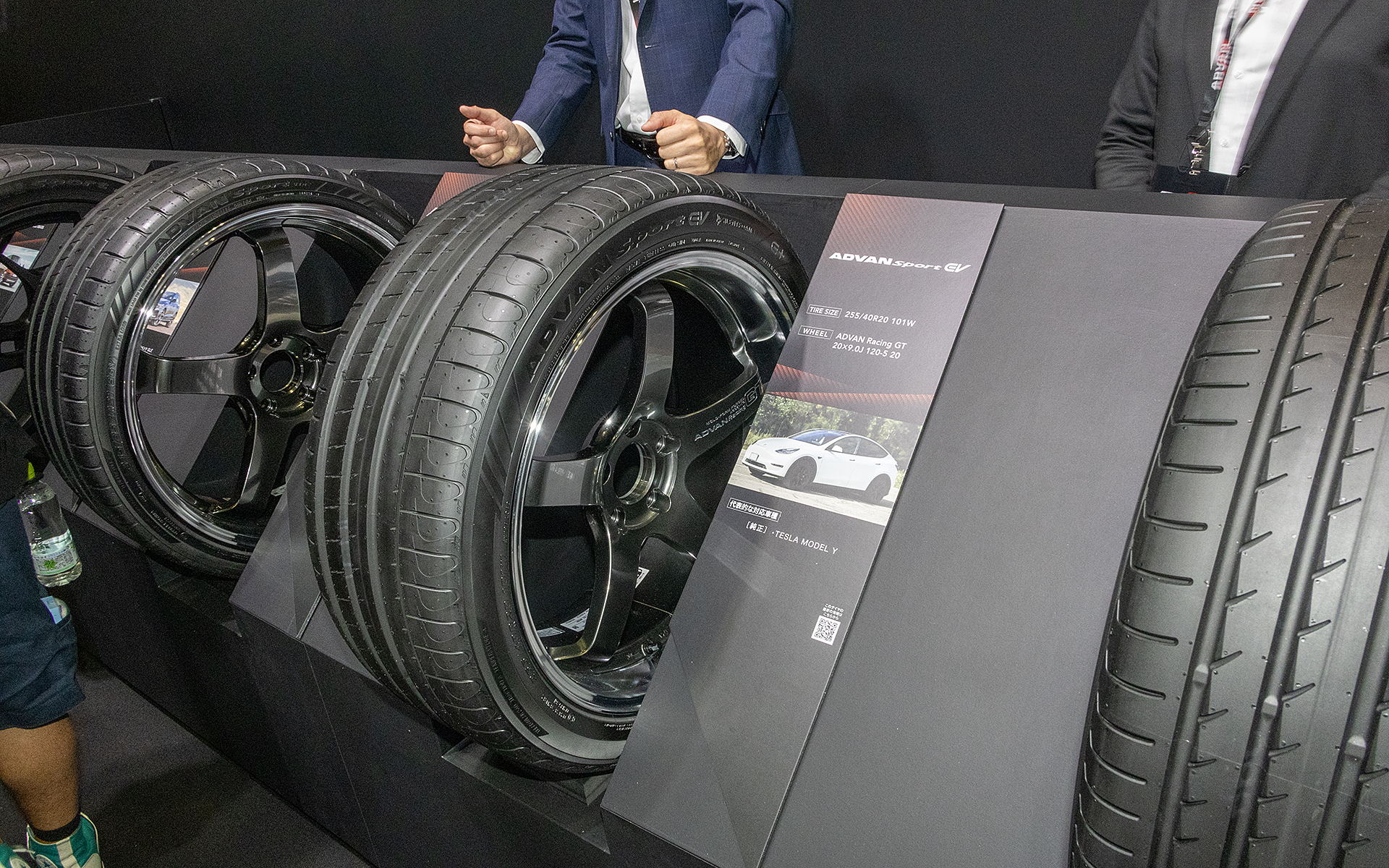 さまざまなサイズが展示されている。タイヤはサイズごとにイメージも変わるので実物を見られる機会はうれしい