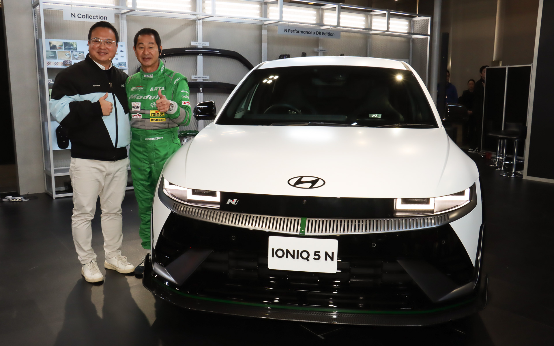 「DK Edition」を装着した「アイオニック 5 N」とHyundai Motor Company 常務 Nブランド マネージメント室長のパク・ジュン氏（左）、土屋圭市氏（右）