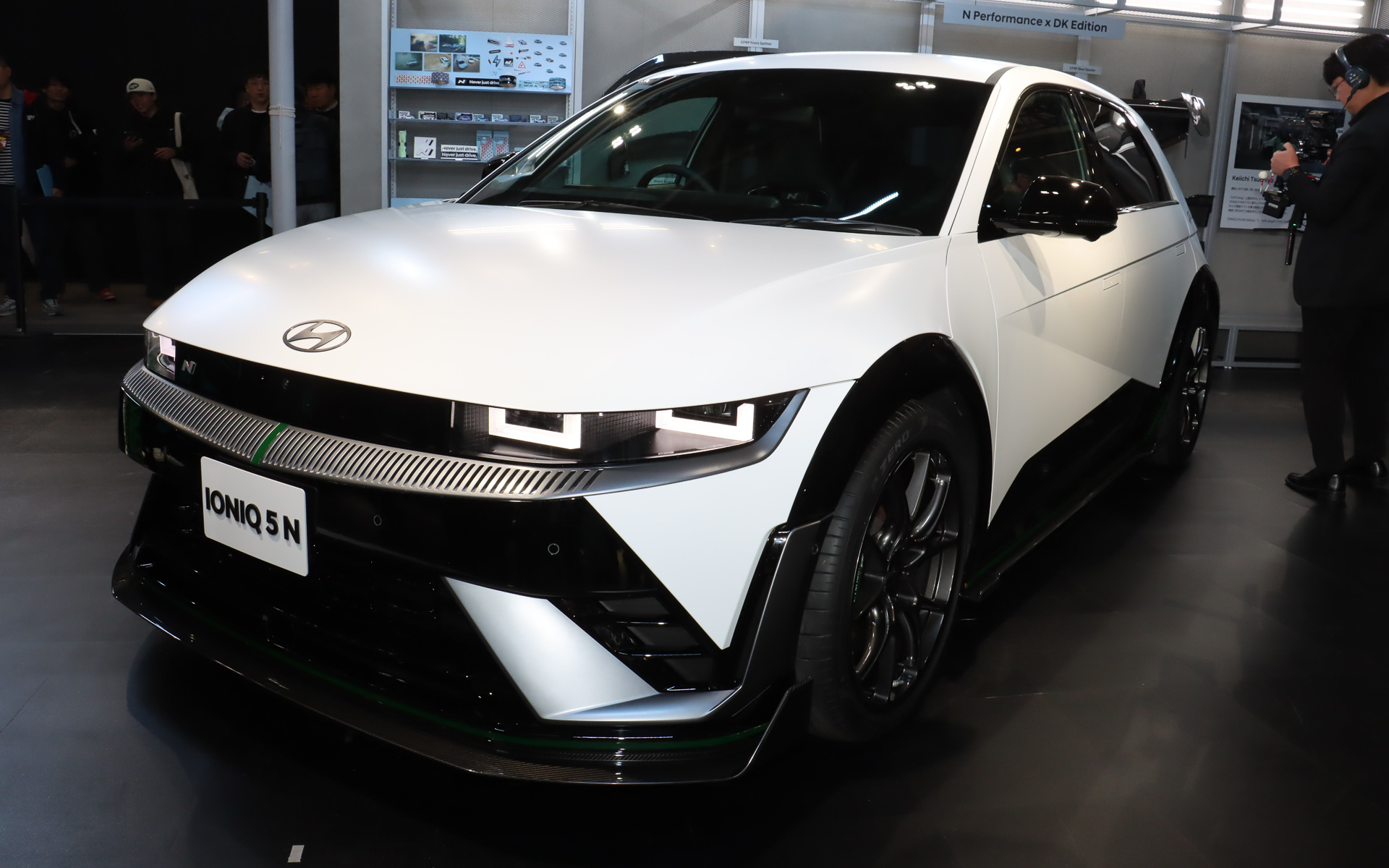 「専用エアロパーツ」CFRP製のフロントスポイラー、リアディフューザー、リアスポイラー、サイドスカートで構成