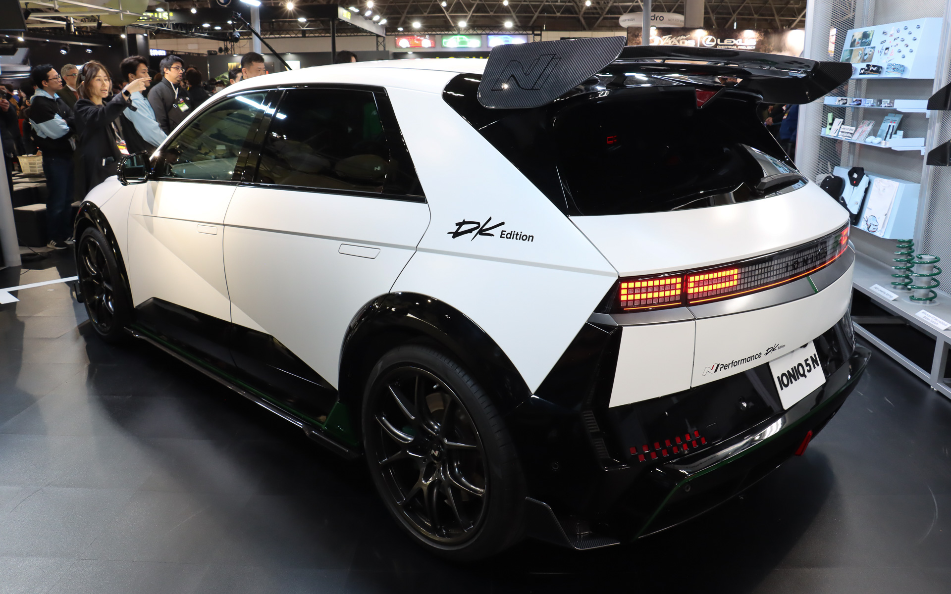 「専用エアロパーツ」CFRP製のフロントスポイラー、リアディフューザー、リアスポイラー、サイドスカートで構成