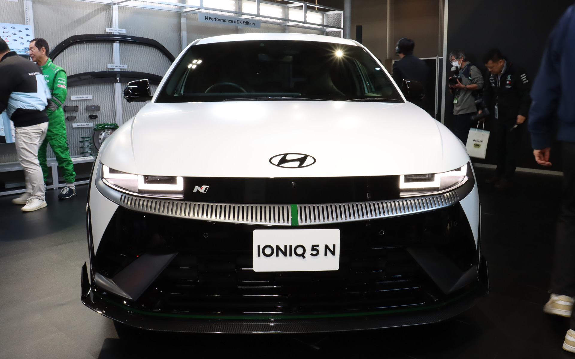 「専用エアロパーツ」CFRP製のフロントスポイラー、リアディフューザー、リアスポイラー、サイドスカートで構成