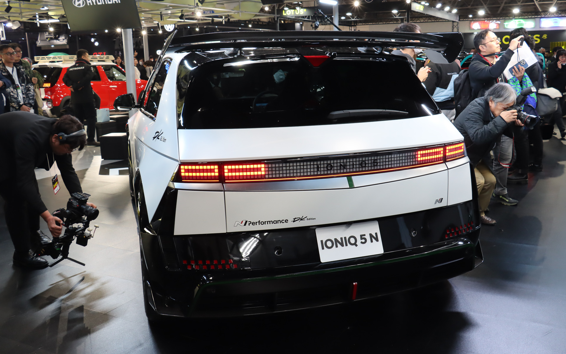 「専用エアロパーツ」CFRP製のフロントスポイラー、リアディフューザー、リアスポイラー、サイドスカートで構成