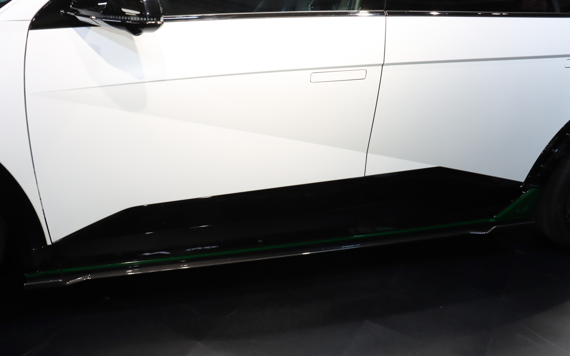 専用エアロパーツには土屋氏のパーソナルカラーである緑の差し色が施されている