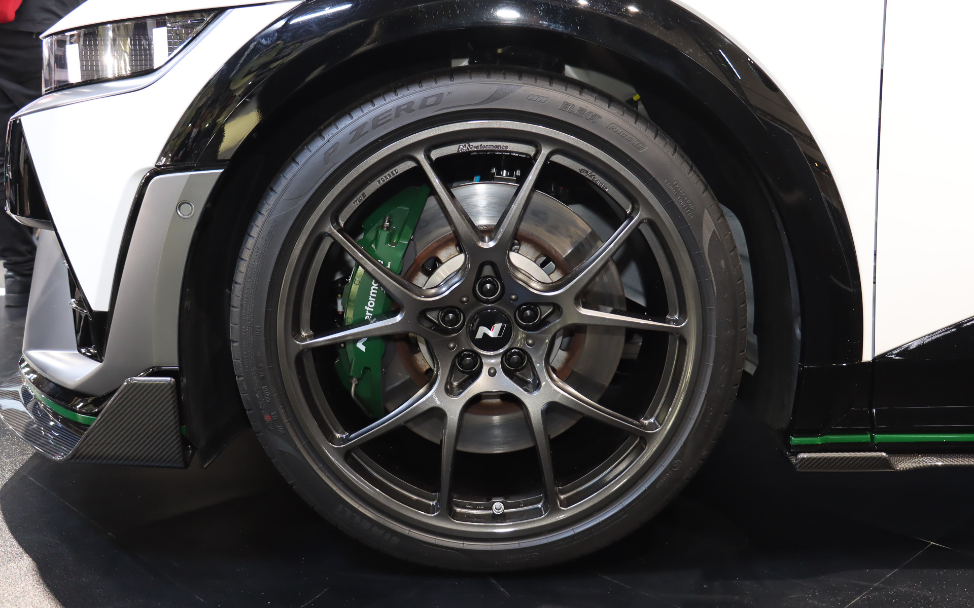 足まわりでは「21インチ軽量鍛造ホイール」「6ピストンモノブロックブレーキシステム」「ローダウンスプリング」を装備する