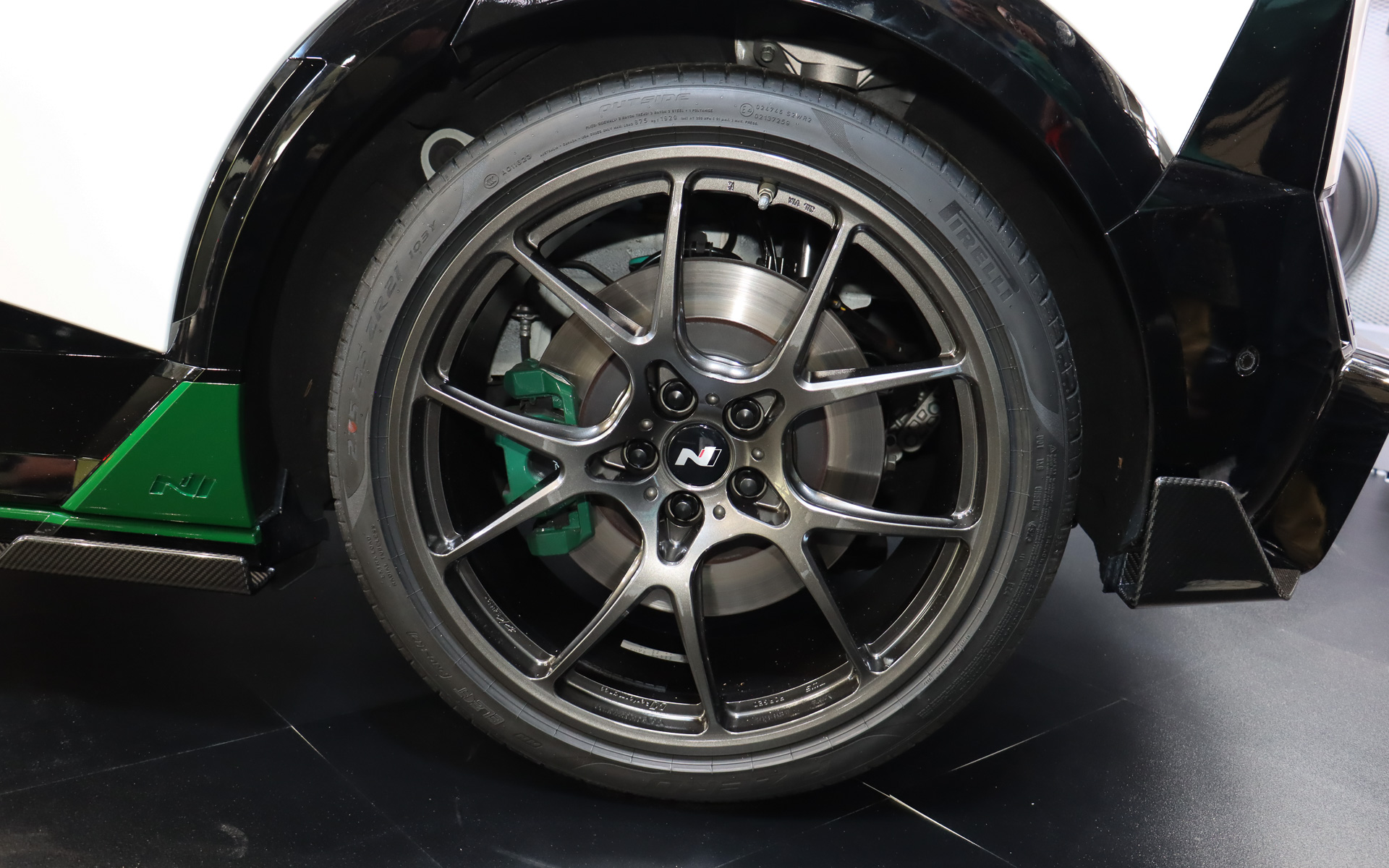 足まわりでは「21インチ軽量鍛造ホイール」「6ピストンモノブロックブレーキシステム」「ローダウンスプリング」を装備する