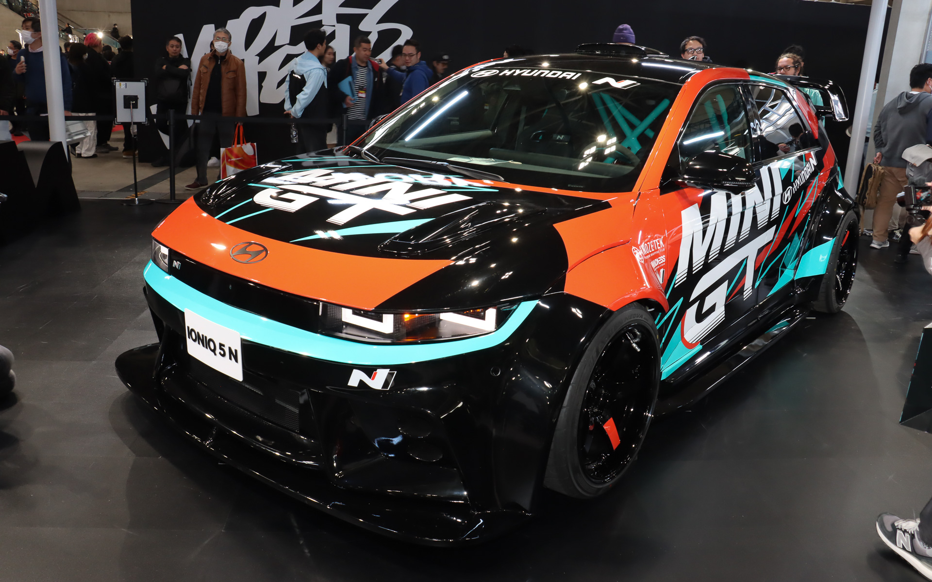 ウルトラワイドボディキットの装着により、全幅は2mを超えるという迫力あるシルエット