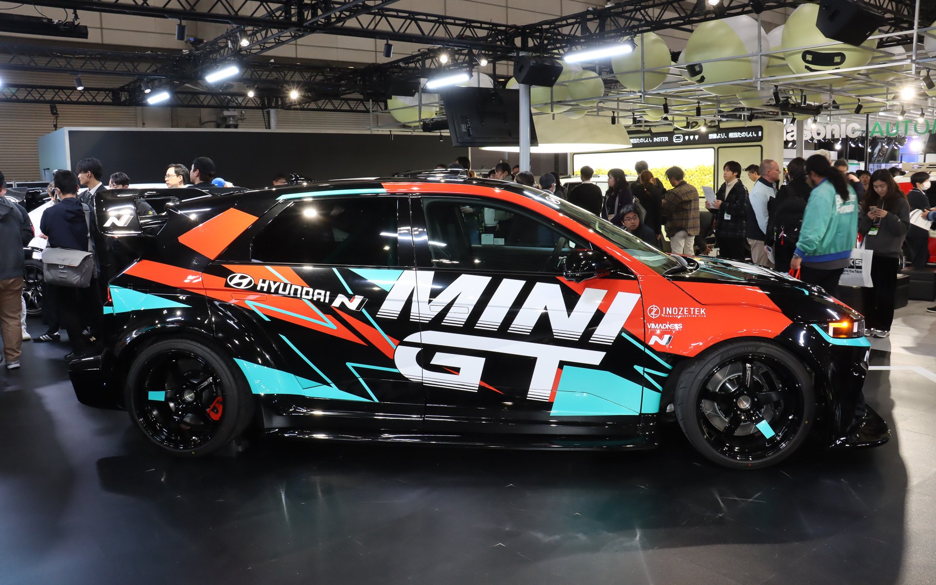 ウルトラワイドボディキットの装着により、全幅は2mを超えるという迫力あるシルエット