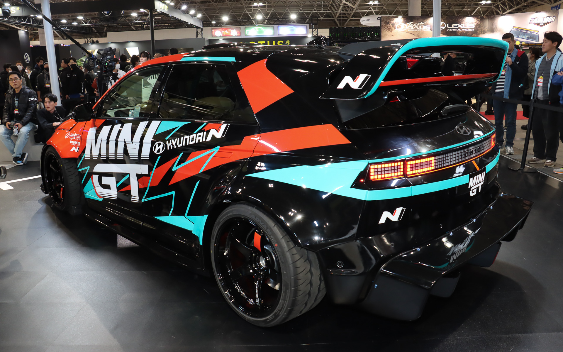 ウルトラワイドボディキットの装着により、全幅は2mを超えるという迫力あるシルエット