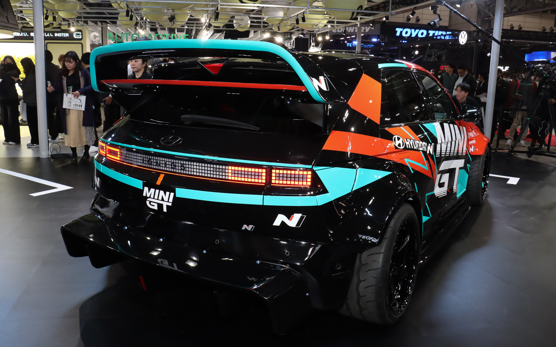 ウルトラワイドボディキットの装着により、全幅は2mを超えるという迫力あるシルエット