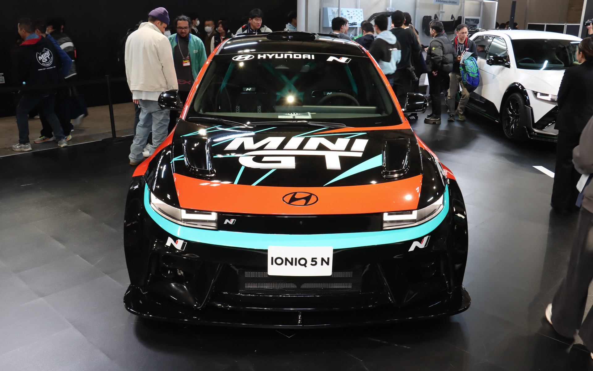 ウルトラワイドボディキットの装着により、全幅は2mを超えるという迫力あるシルエット