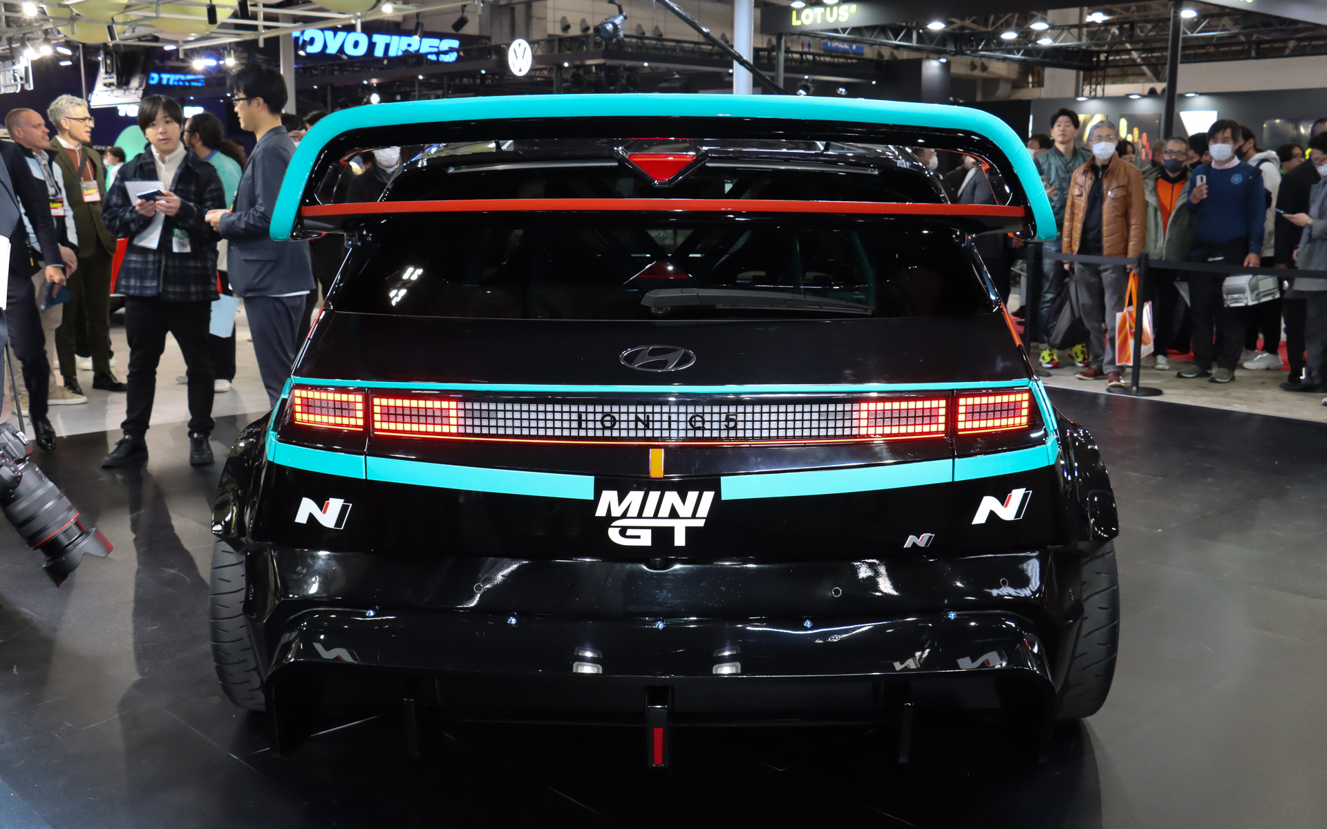 ウルトラワイドボディキットの装着により、全幅は2mを超えるという迫力あるシルエット