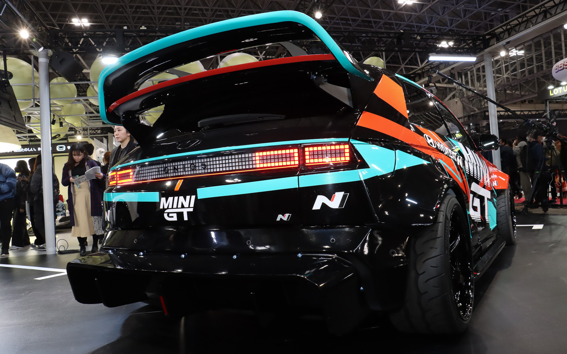 WRCマシンからインスピレーションを得たというダブルエレメントリアウイングを装備